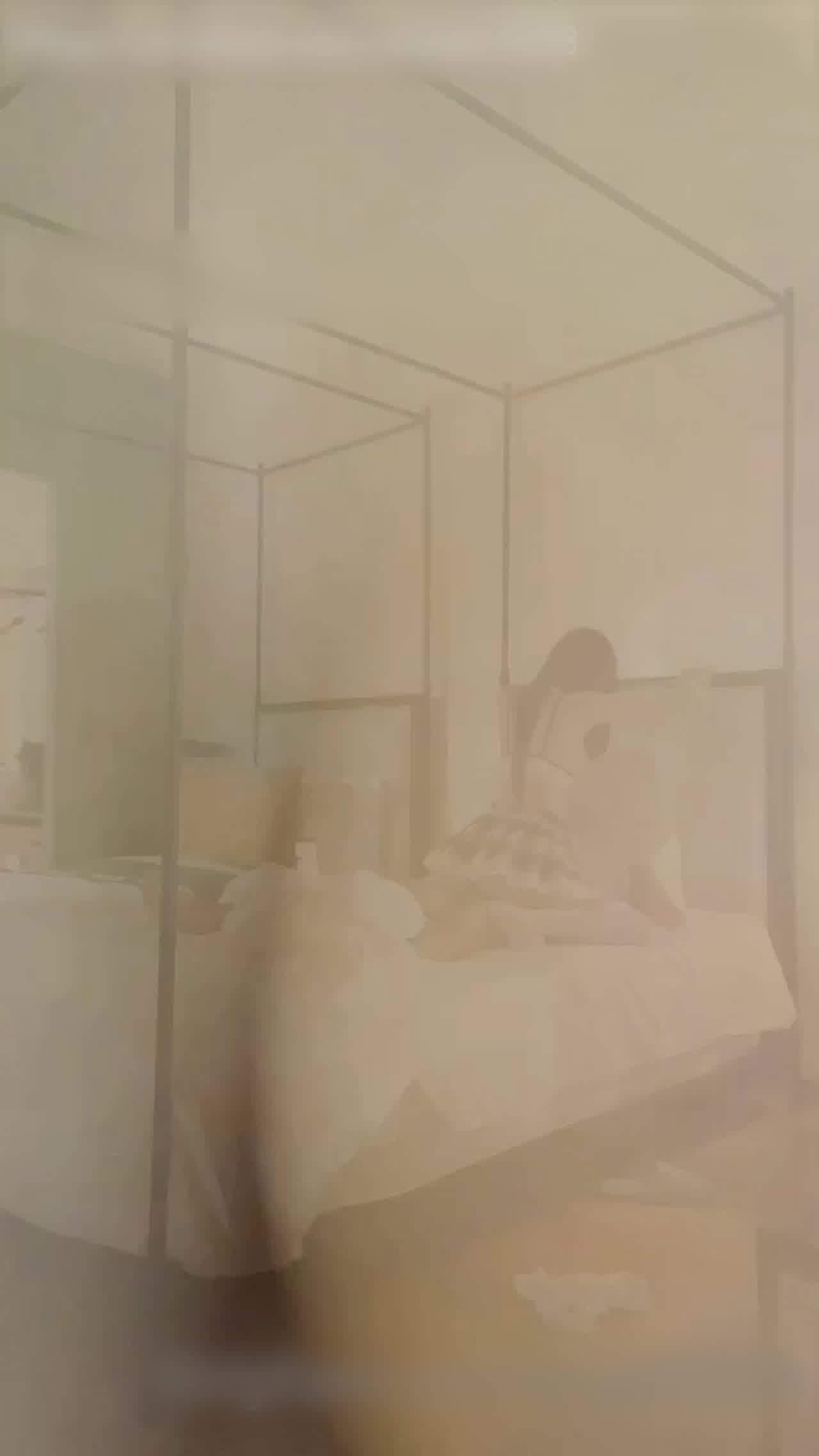  好个眼镜巨乳母狗，肉感身材又色又骚，靠着桌被插入的样儿高潮的很 的剧照2