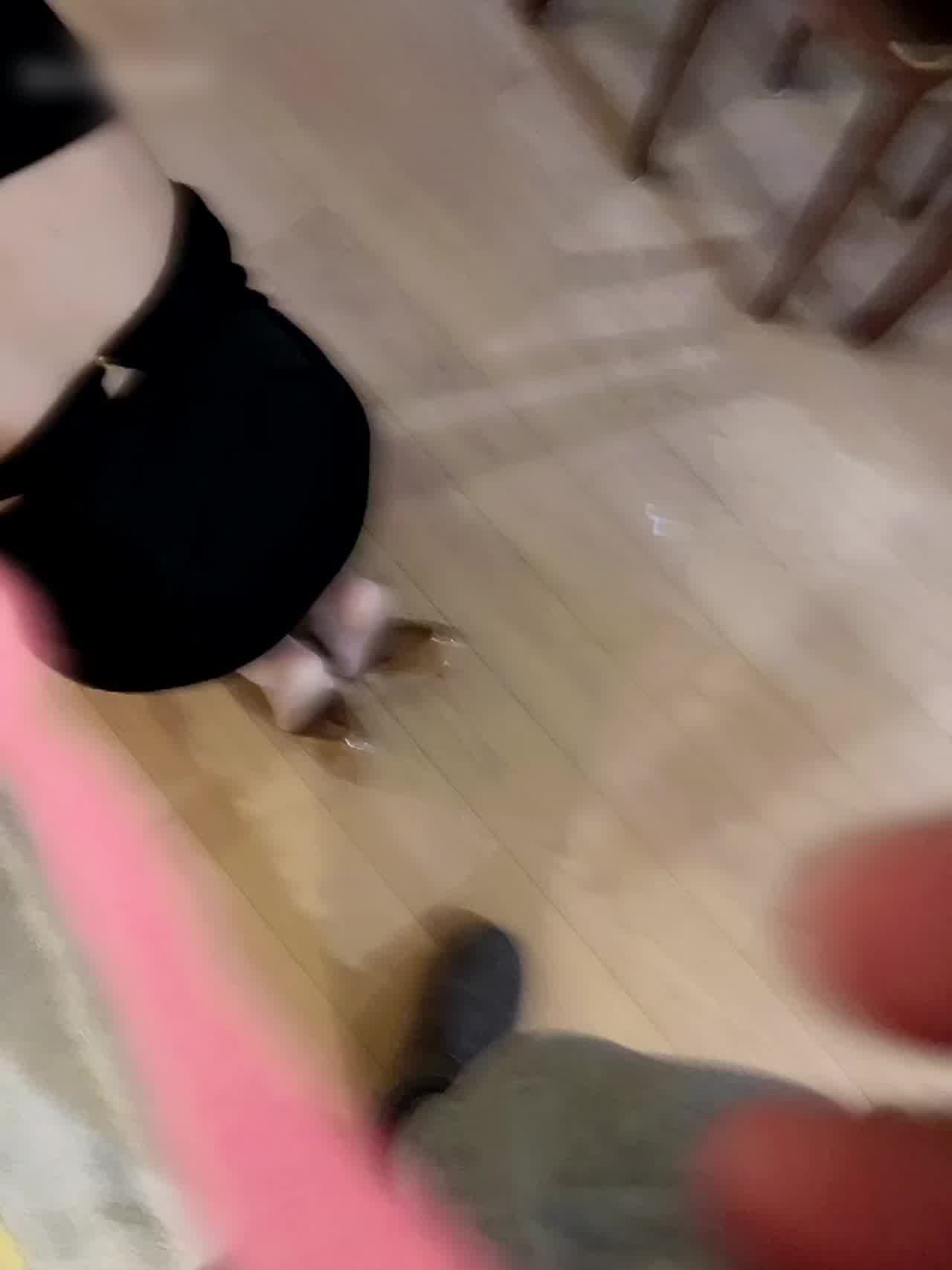  大神的小母狗牵着调教，酒店看电视骑乘上位555，骑马真爽！ 的剧照1