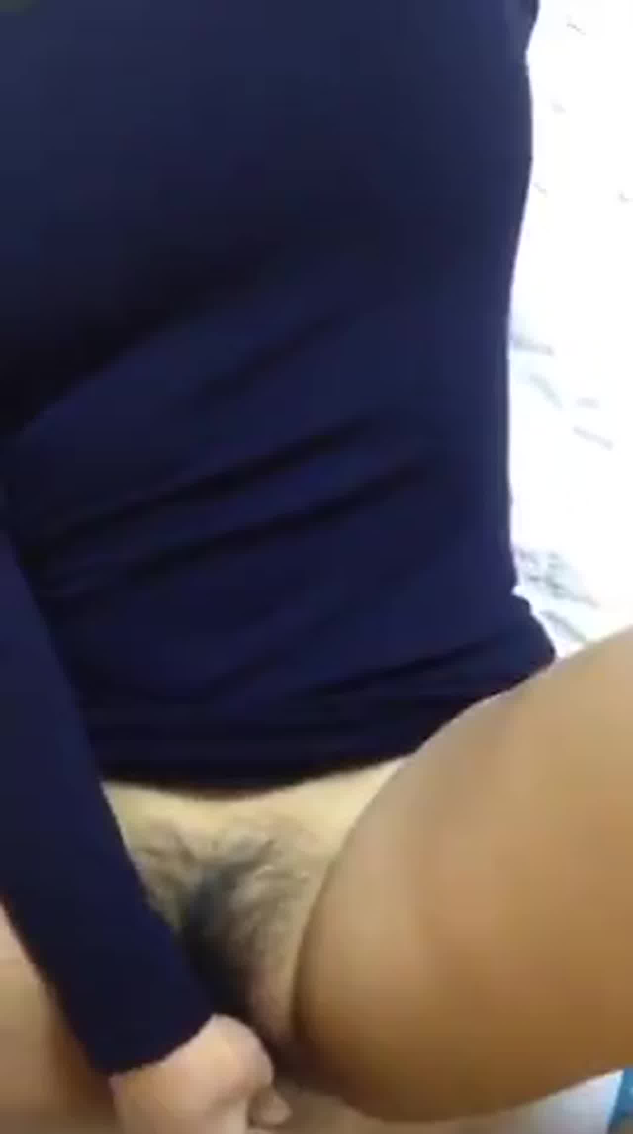  先自慰一下，然后再把你的大肉棒插入，好爽！ 的剧照3