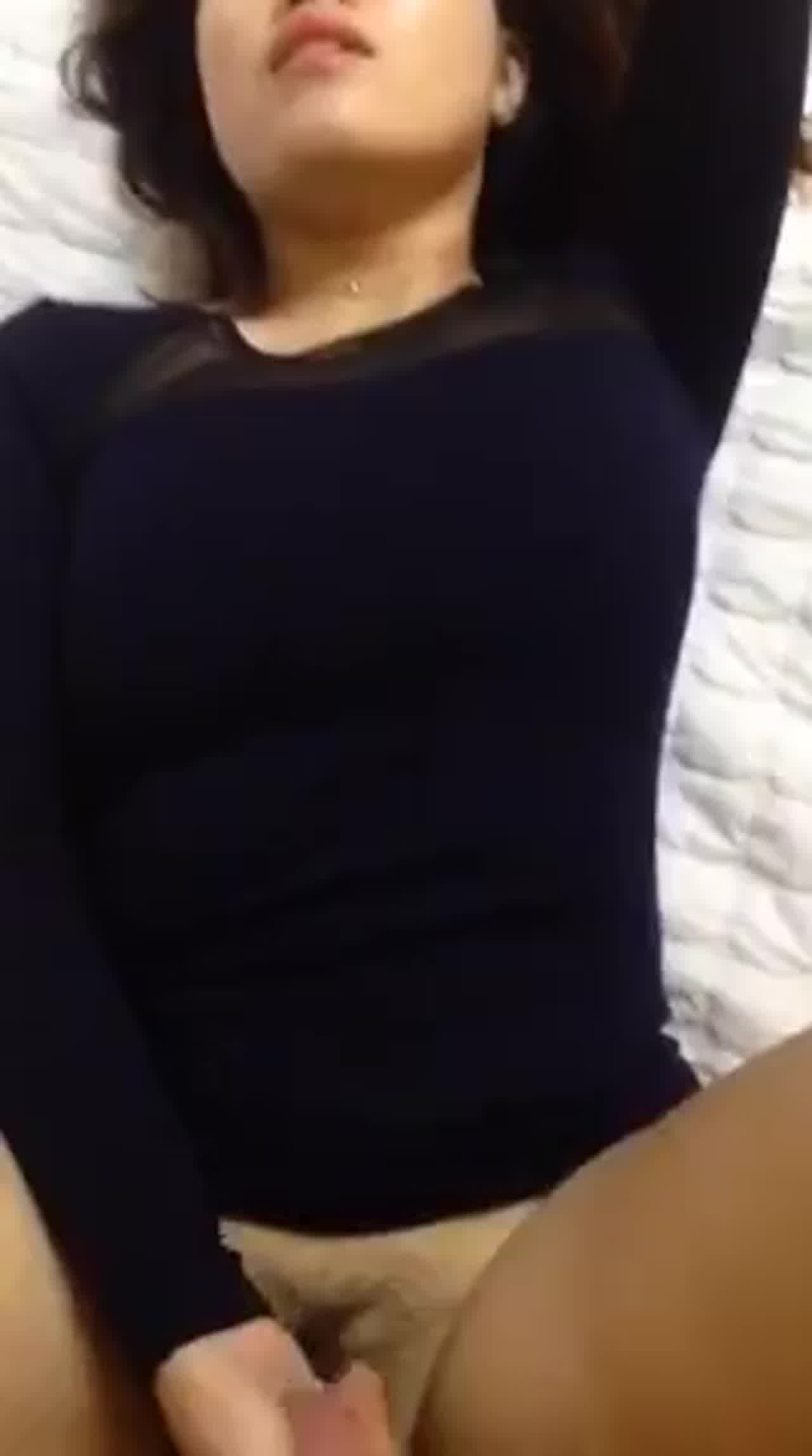  先自慰一下，然后再把你的大肉棒插入，好爽！ 的剧照9