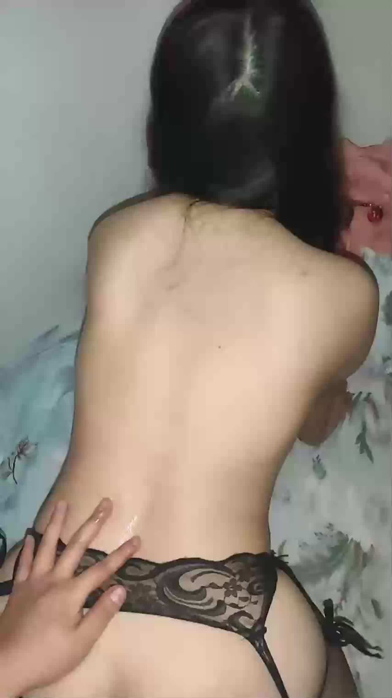  流好多水的骚逼 的剧照5