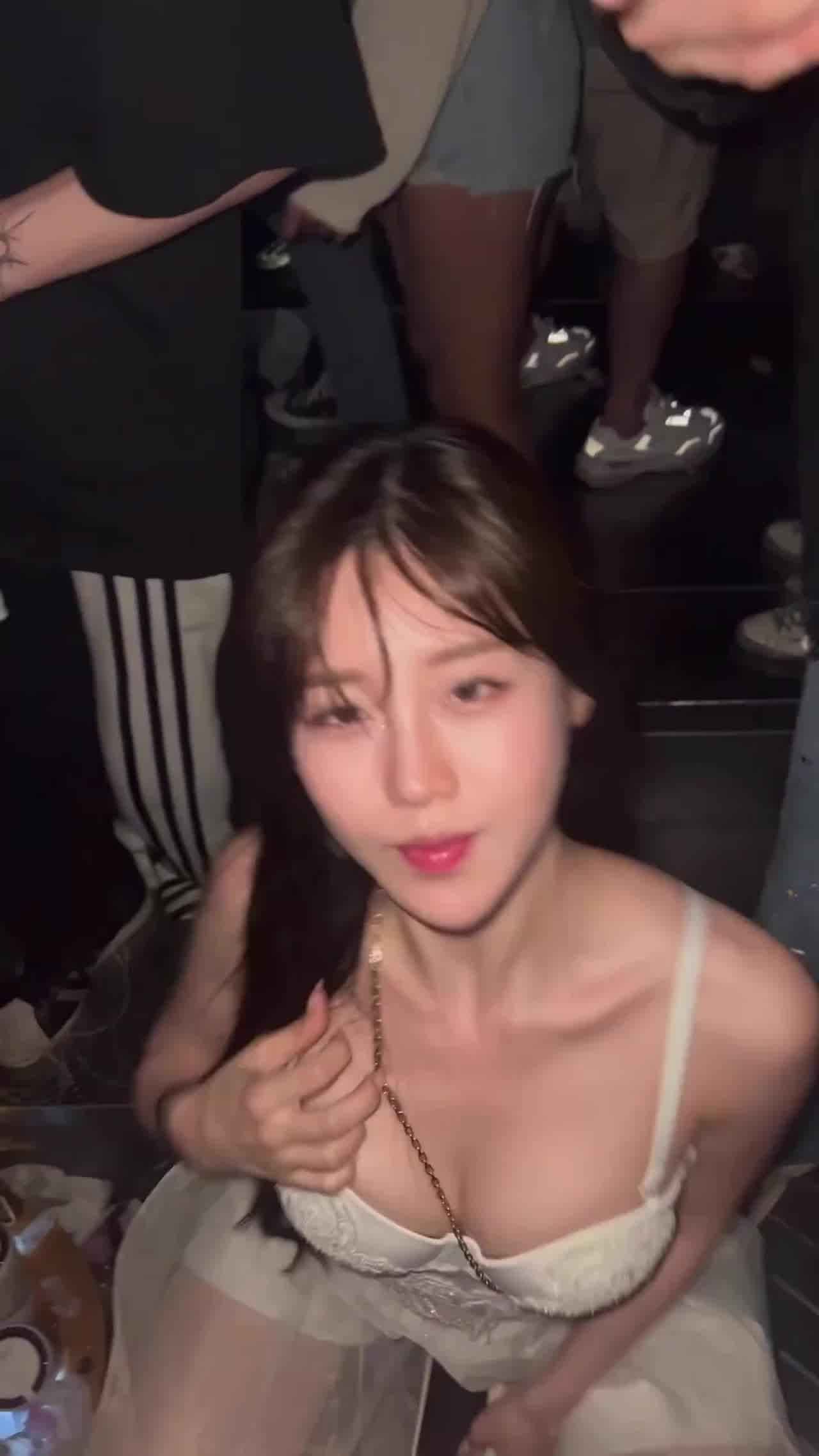  高颜质美女在夜店蹦迪想把他带回家 的剧照2