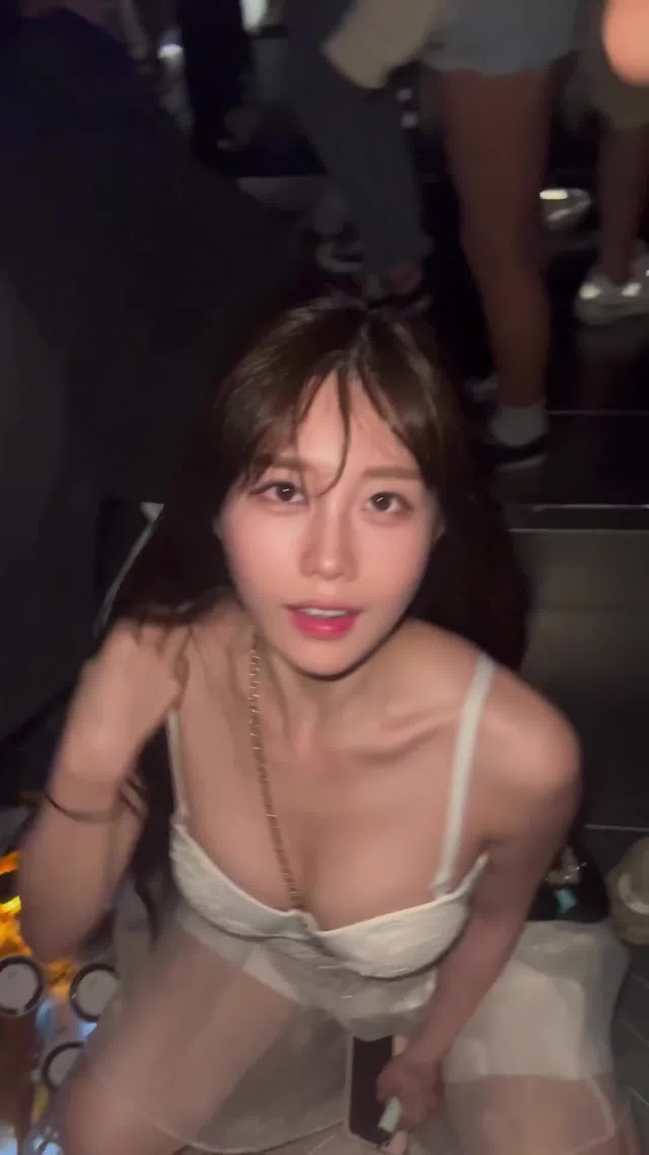  高颜质美女在夜店蹦迪想把他带回家 的剧照7