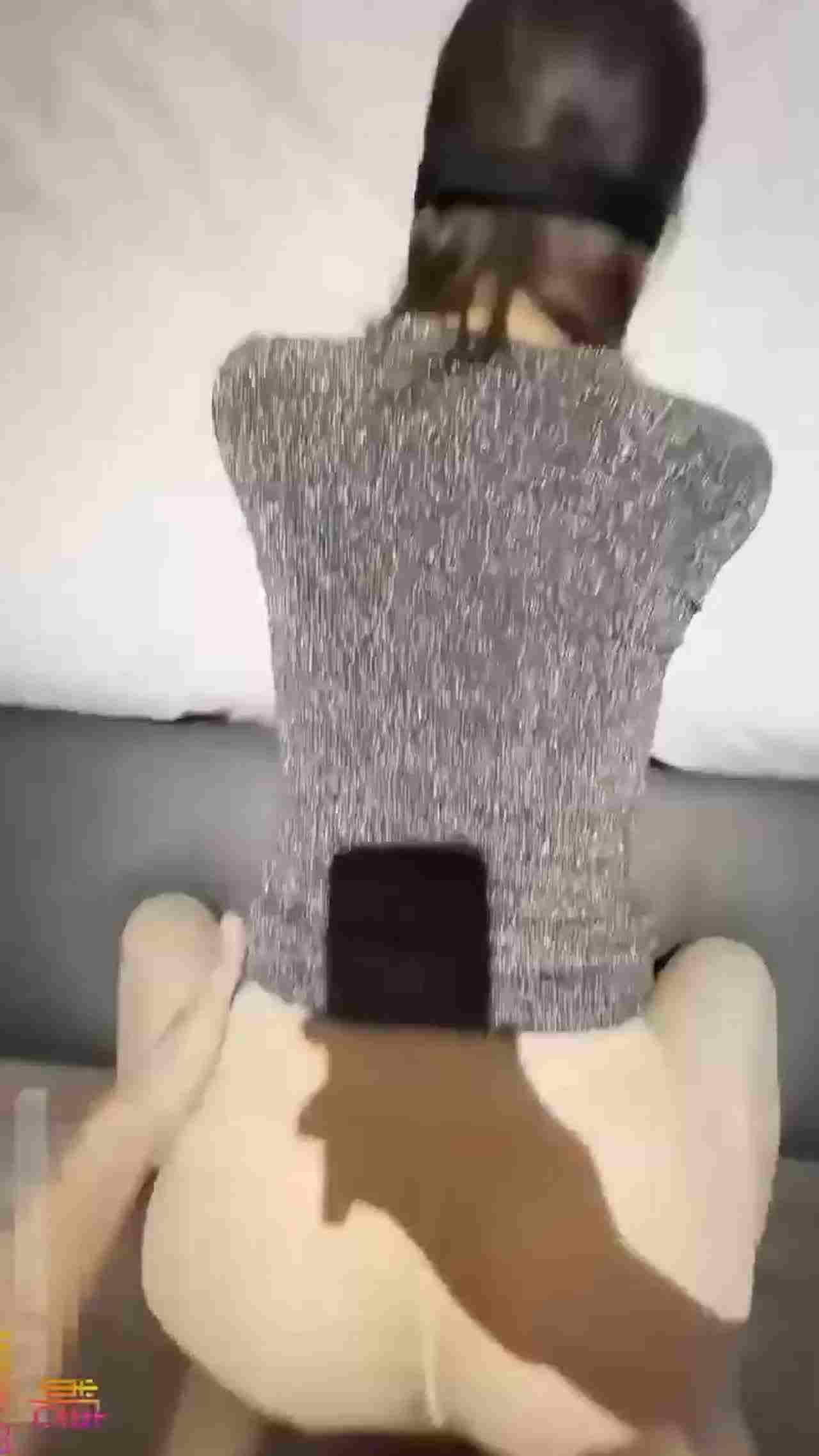  性感少妇在线勾精制服诱惑 的剧照4