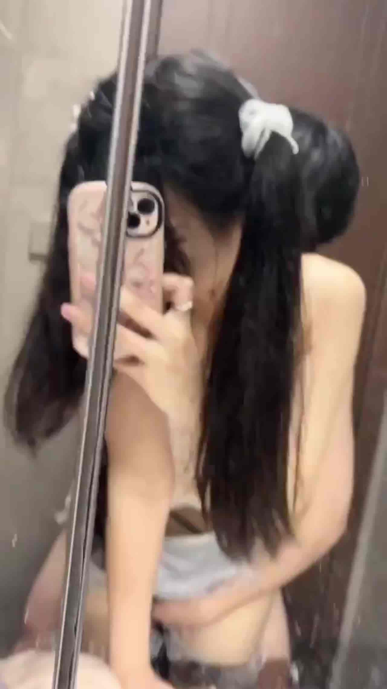  双马尾萝莉浴室被男票后入并自拍 的剧照4