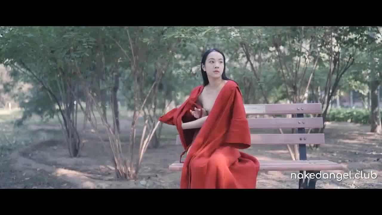  S极品超正网红嫩模 在公园全裸露出，还脱光光乘船游湖!! 的剧照10