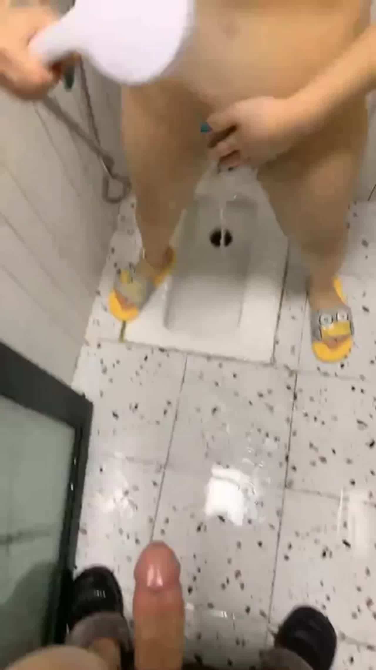  胸前漂亮纹身美女！开档肉丝洗逼，抓屌吸吮舔弄，第一视角抽插骚穴，窗户边后入 的剧照2