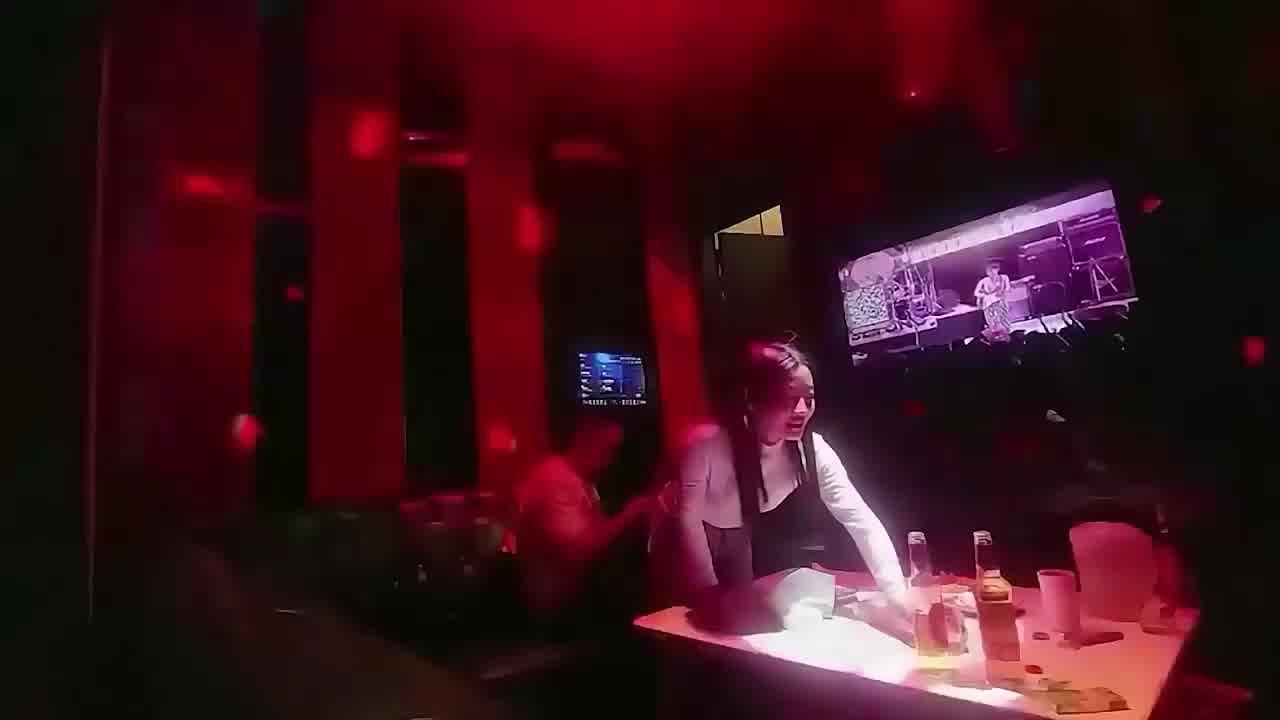  小主播与榜一大哥KTV歌舞，你依我依揉揉摸摸，大胆直接啪啪 的剧照4