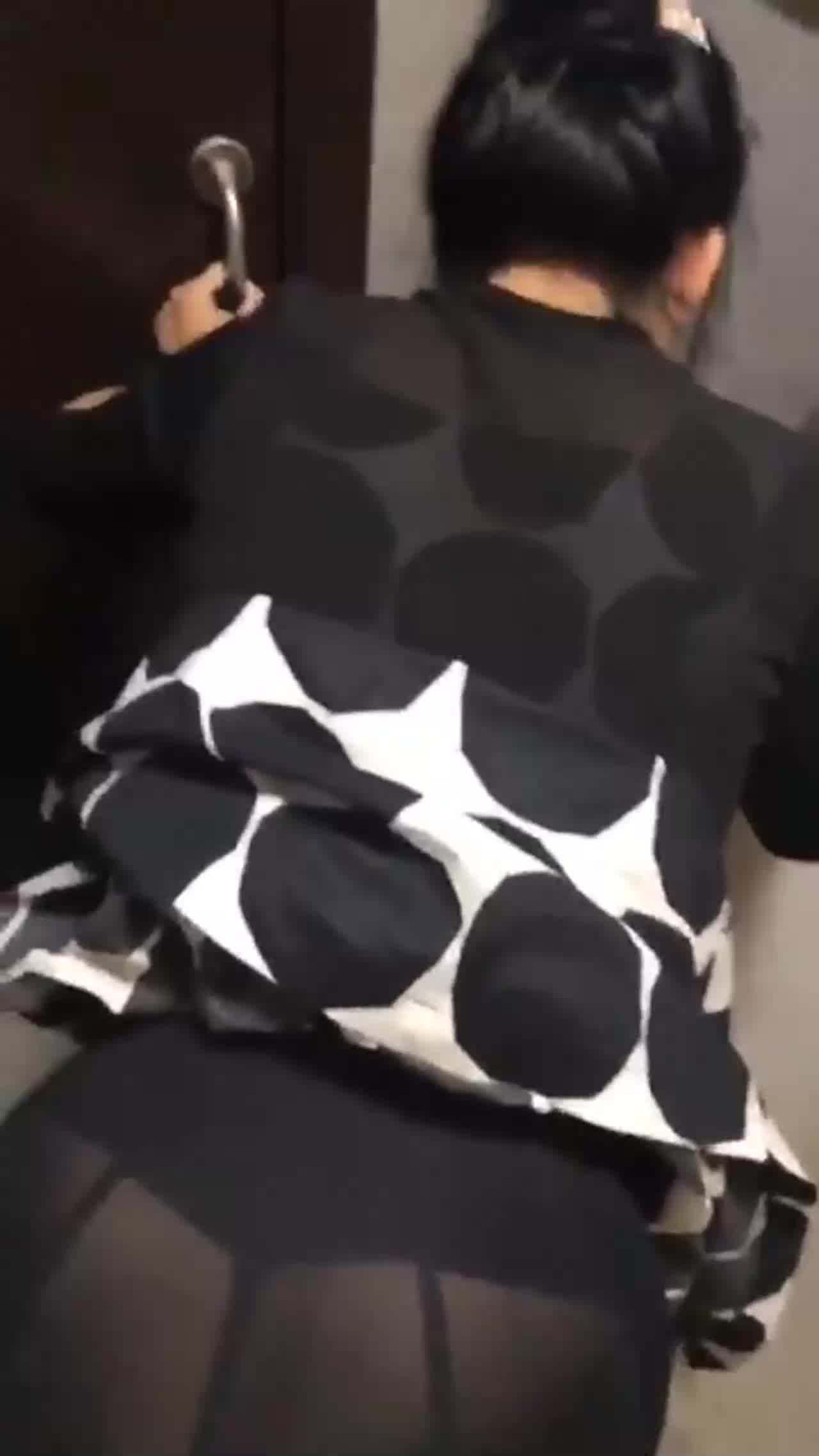  厕所后入，好喜欢 的剧照4