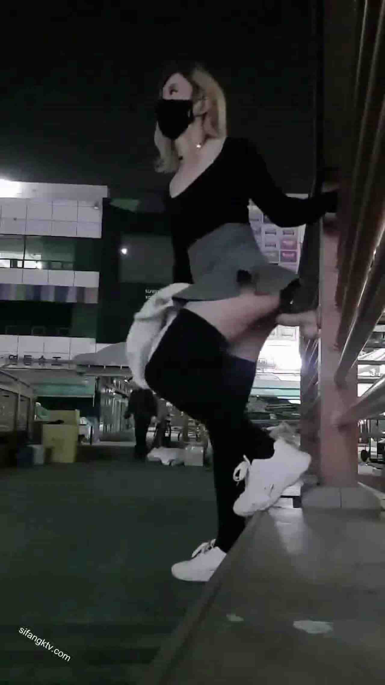  户外偷偷假屌插逼 的剧照4