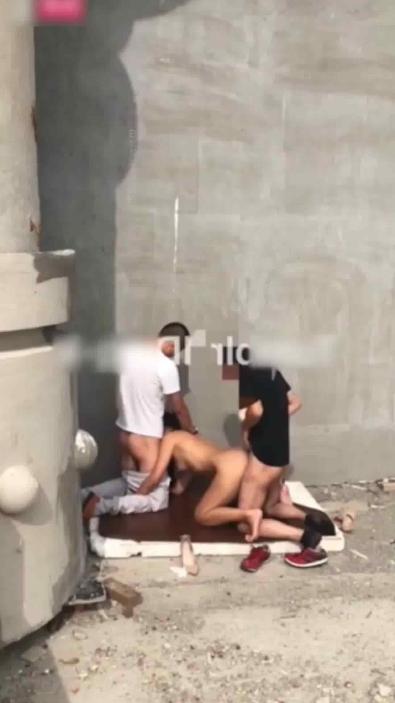  【绿帽淫妻)绿帽把老婆绑起来景区露出，人妻被路人轮操，太刺激了! 的剧照7