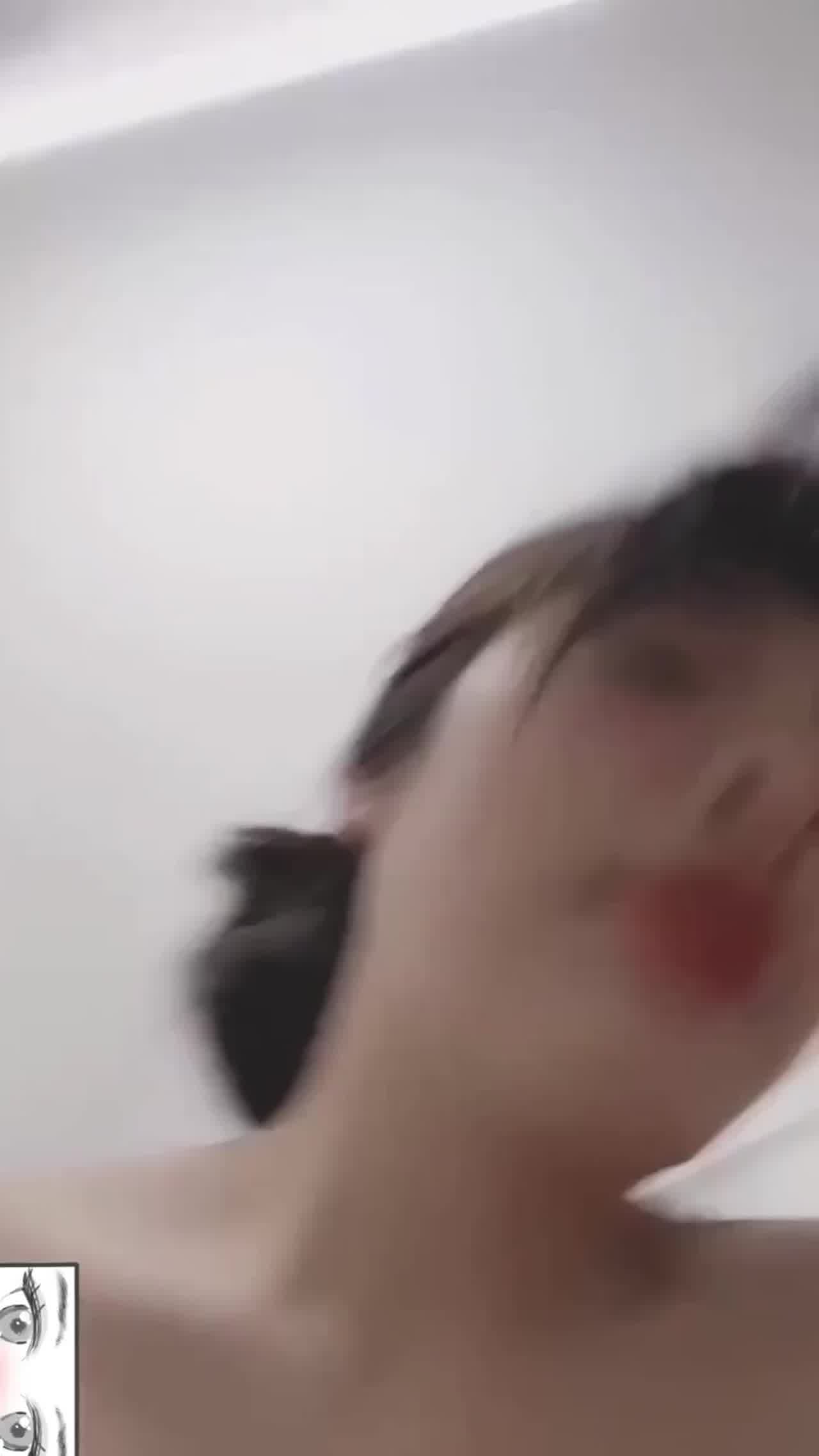  姐弟乱伦】姐姐终于把弟弟上了，弟弟几把小硬度不够，操的不够尽兴，童颜巨乳姐姐!0 的剧照1