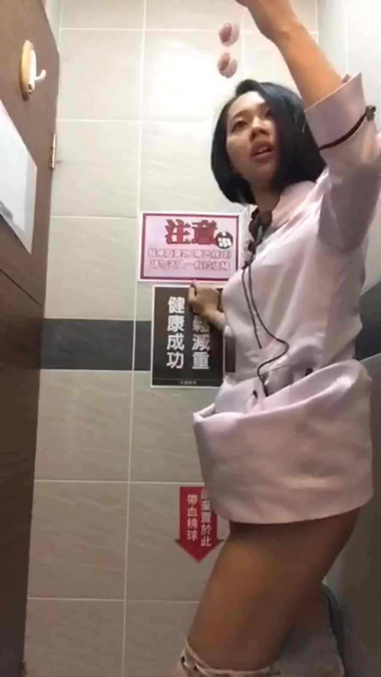  【叼着避孕套的小母狗】超骚大堂经理[小瑜]穿着工作服戴着肛塞卫生间拉出来舔一舔绝绝子 的剧照10