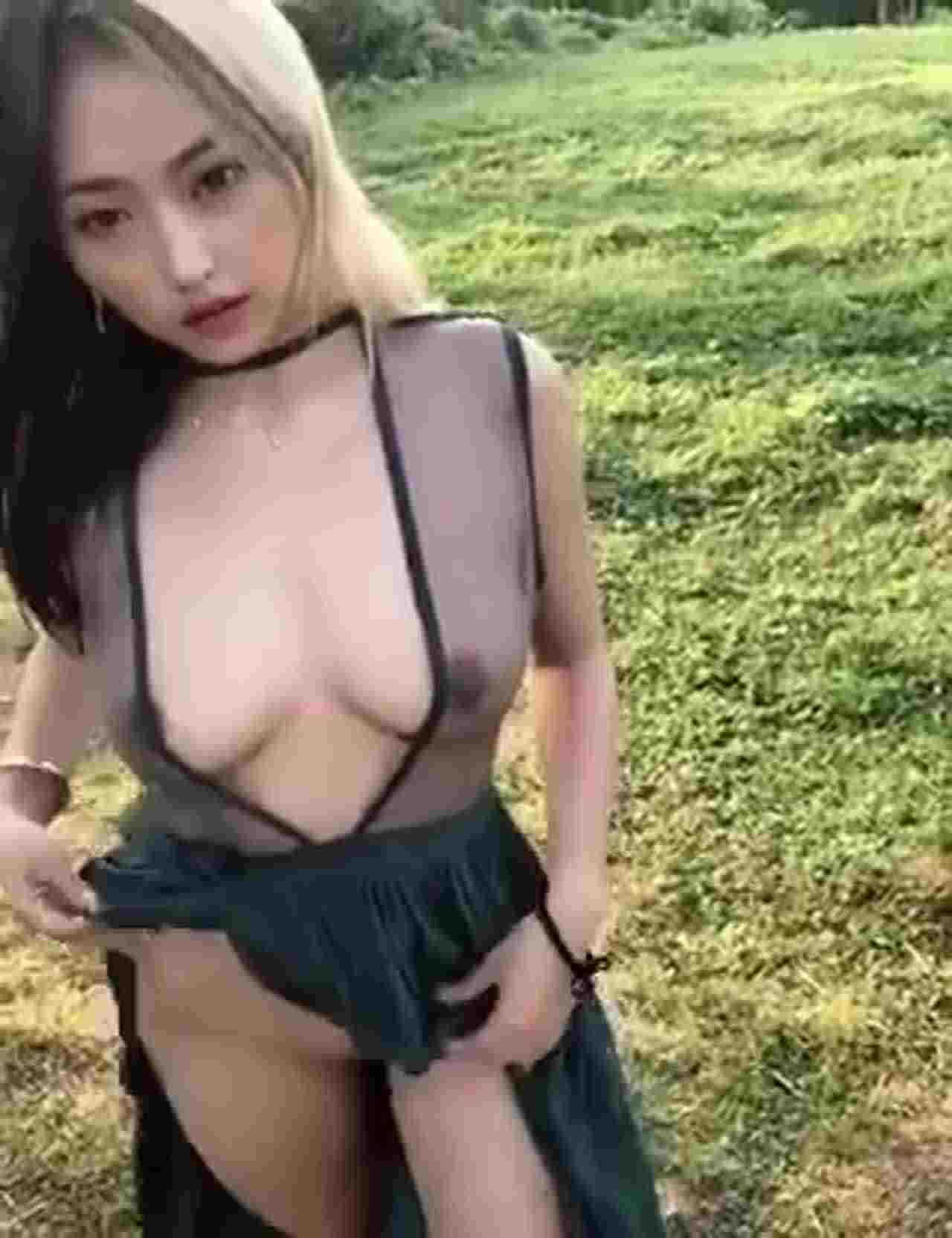  小姐姐就喜欢野外露出 的剧照5