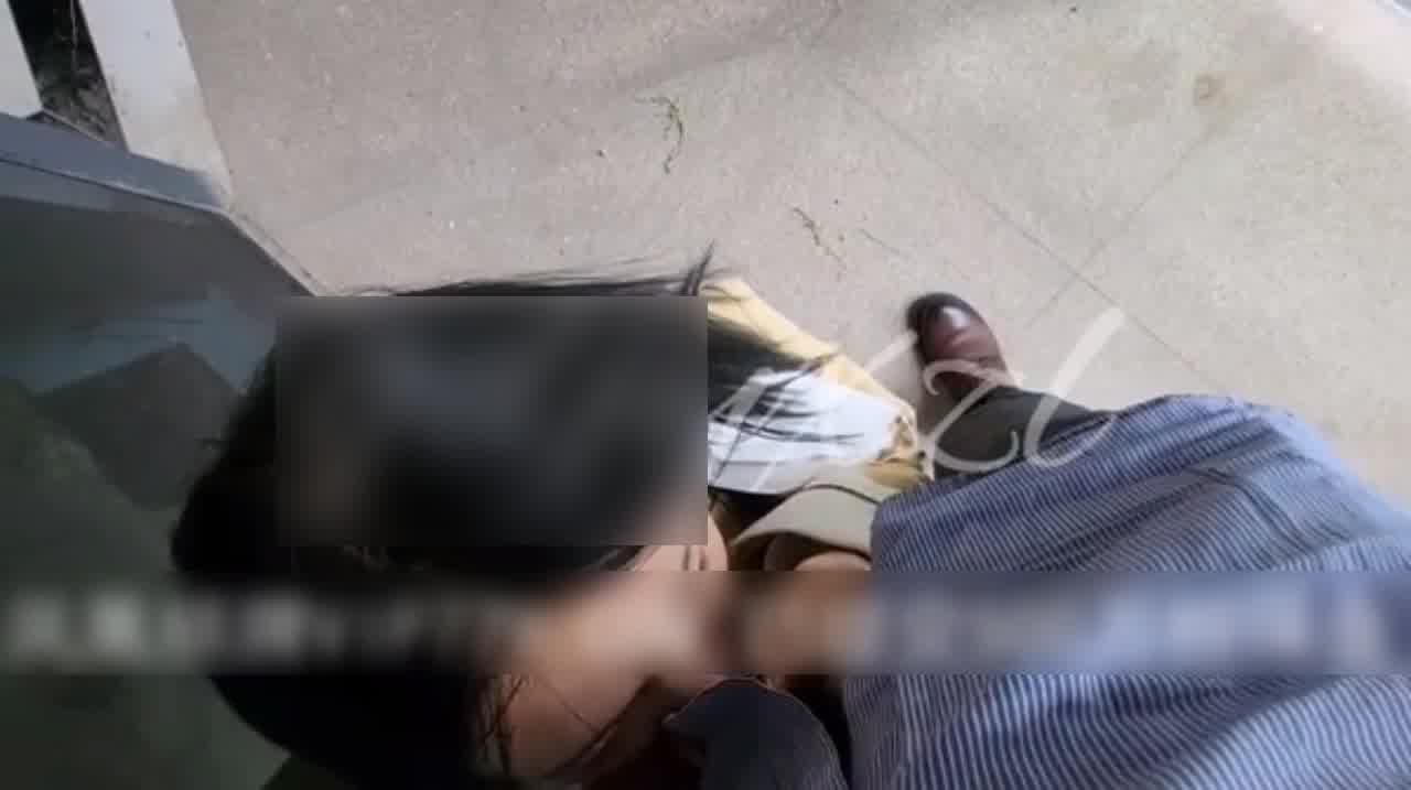  午休时间把公司前台叫到露天走廊口爆后入 的剧照2