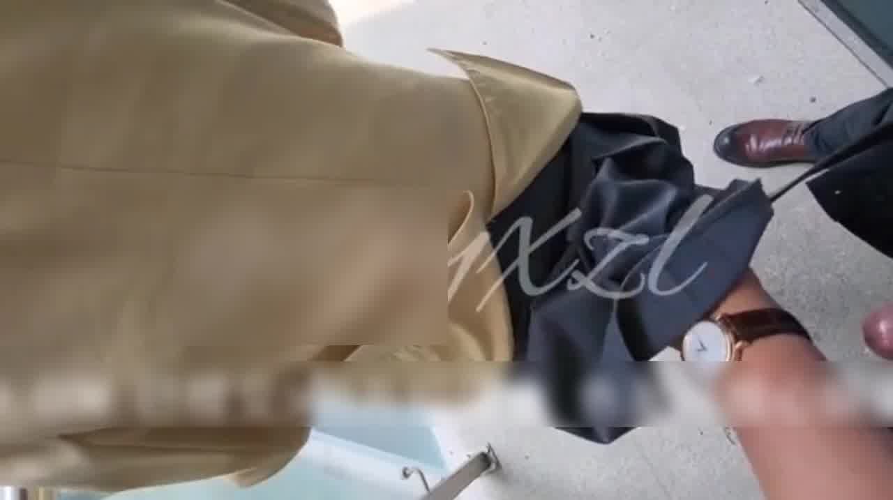  午休时间把公司前台叫到露天走廊口爆后入 的剧照7