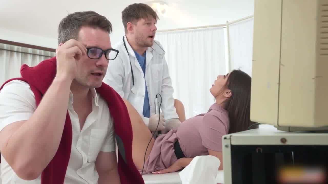  医生在老公面前超音波插入妻子的无毛鲍鱼 的剧照7