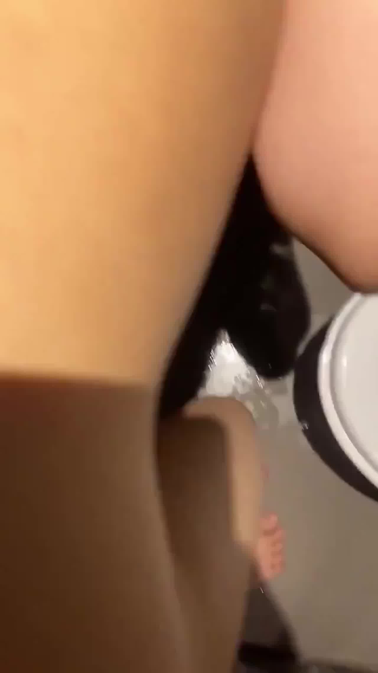  拽着头发在马桶旁边操 的剧照1