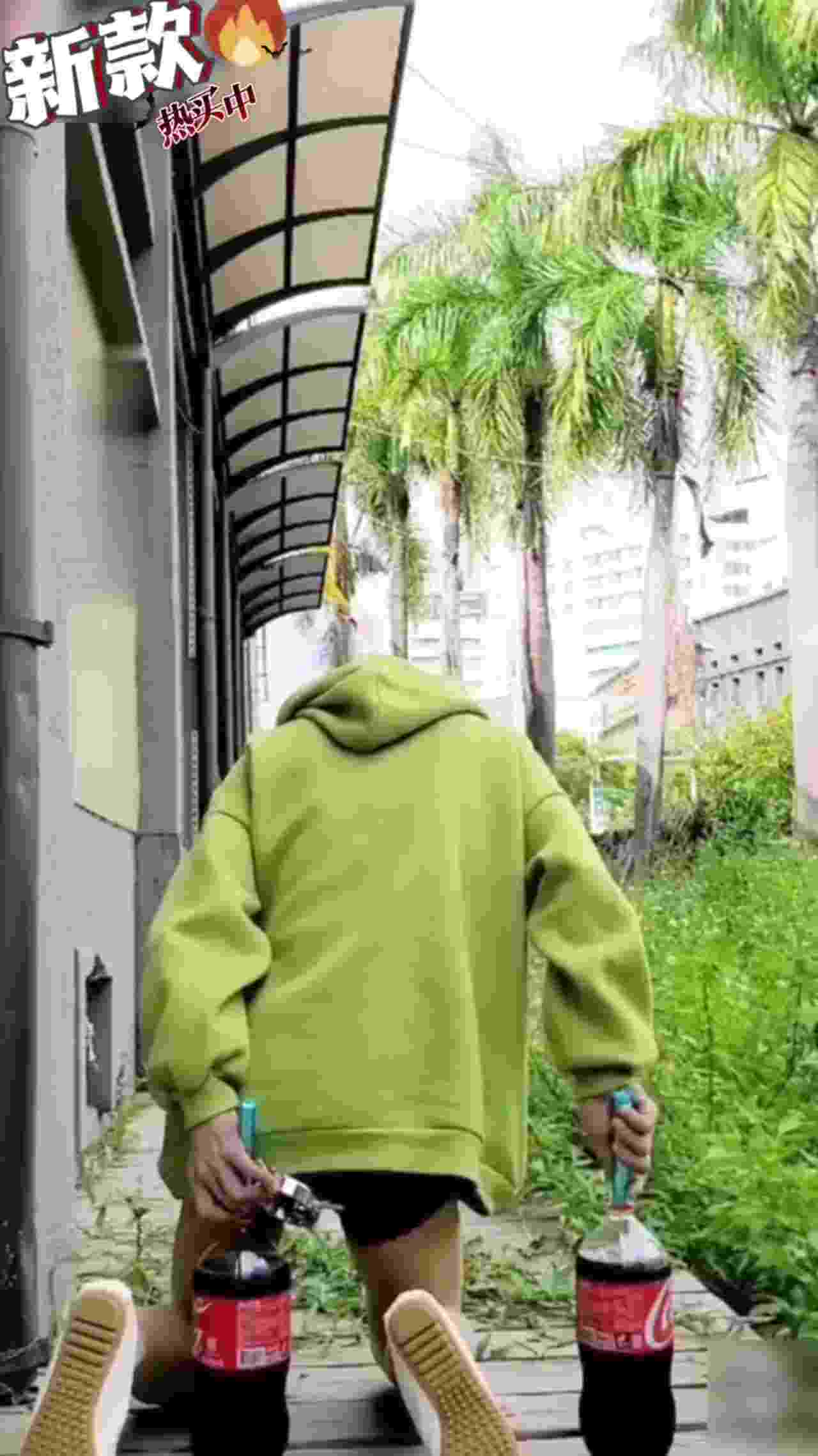  【疯狂系列】可乐喷射菊花 变态街头失禁 的剧照10