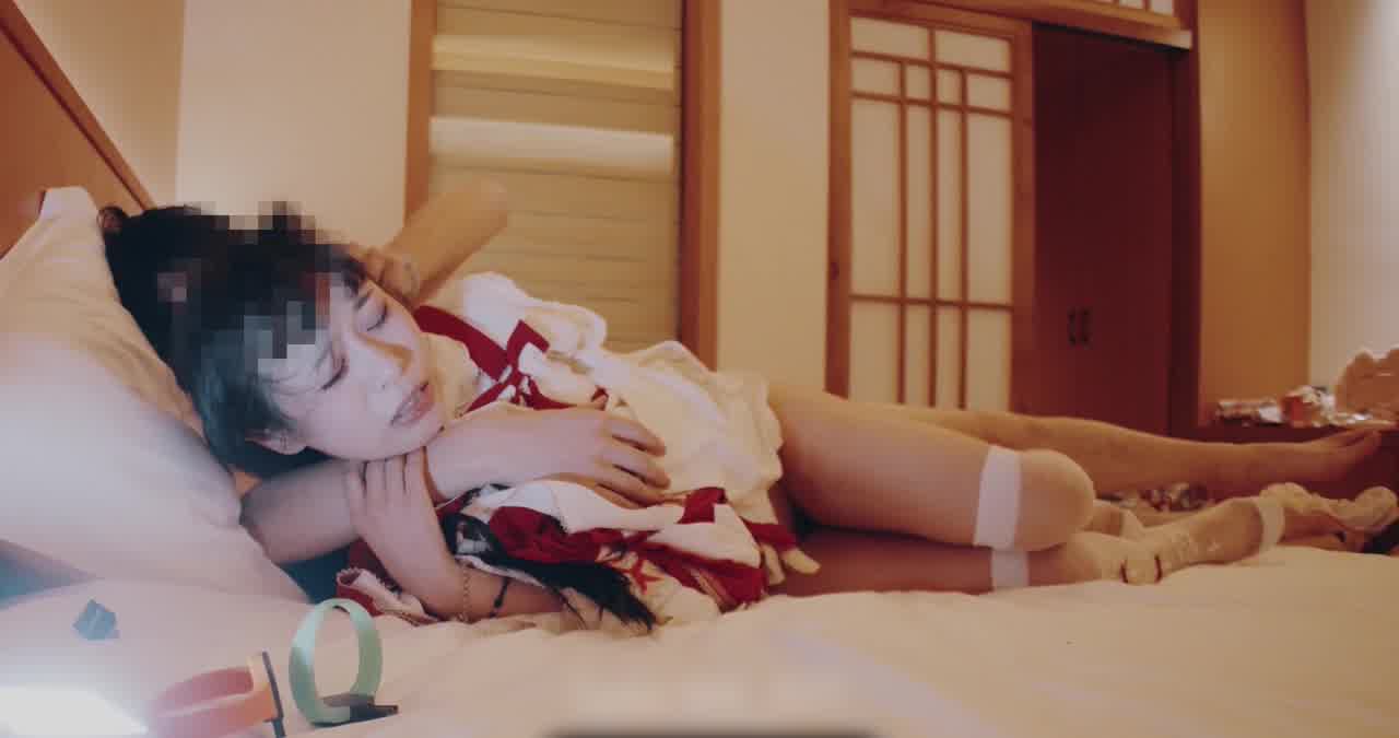  JK萝利少女疯狂抽插被玩哭，配音乐氛围真合适～ 的剧照6