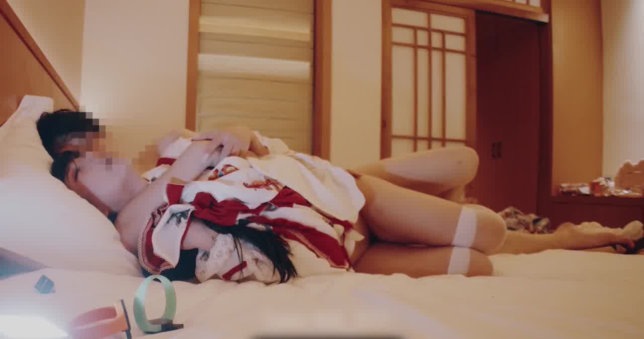  JK萝利少女疯狂抽插被玩哭，配音乐氛围真合适～ 的剧照8