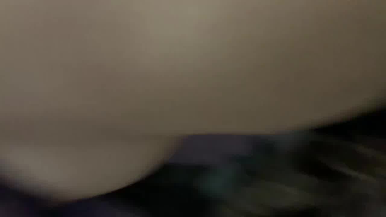  和女朋友沙发后入 的剧照8