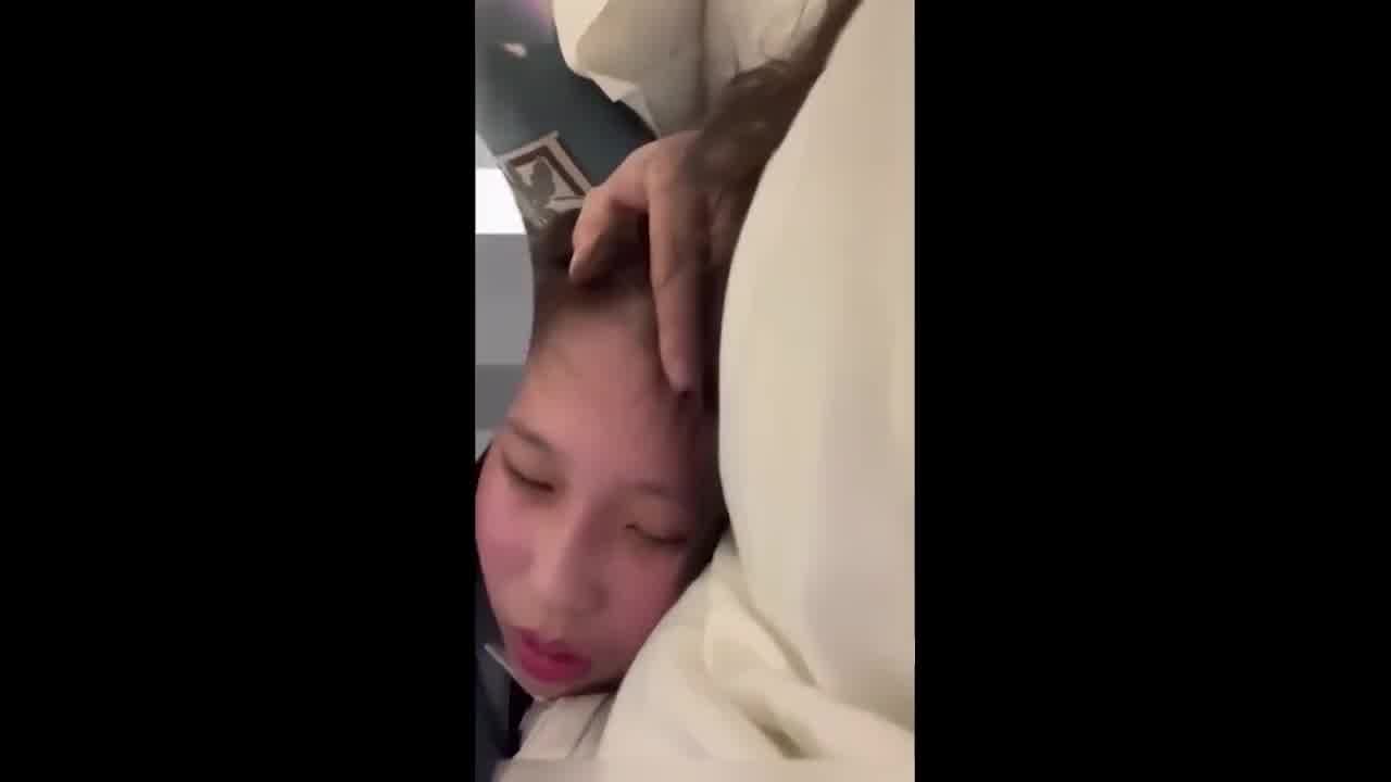  圈养的萝莉嫩妹小母狗，刚上大一的十八岁学生妹，露脸穿jk黑丝被暴力调教蹂躏，骚到骨子里了，对白很有趣 的剧照7