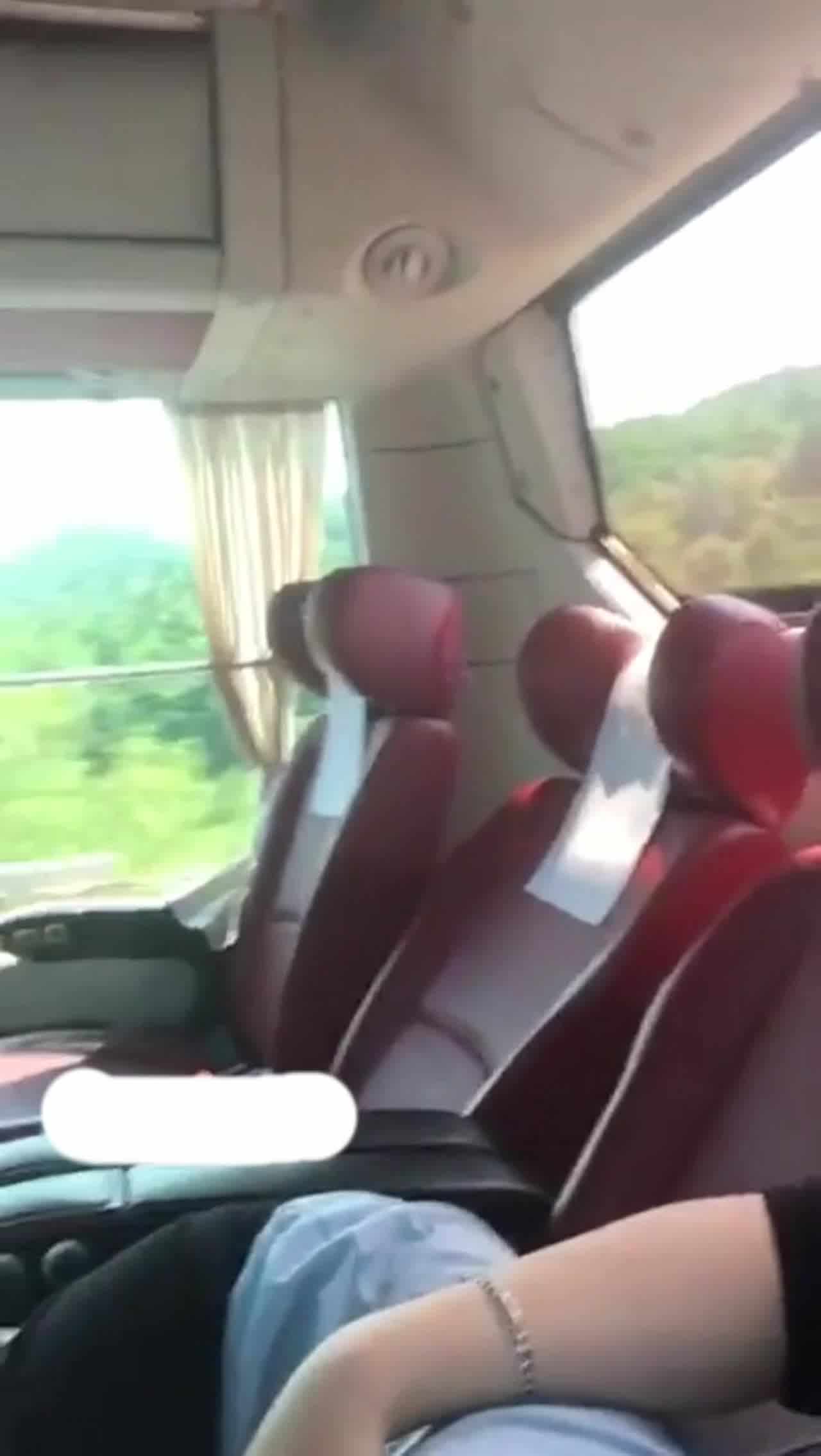  骚货在家里，办公室，车上肆意吃鸡巴 的剧照5