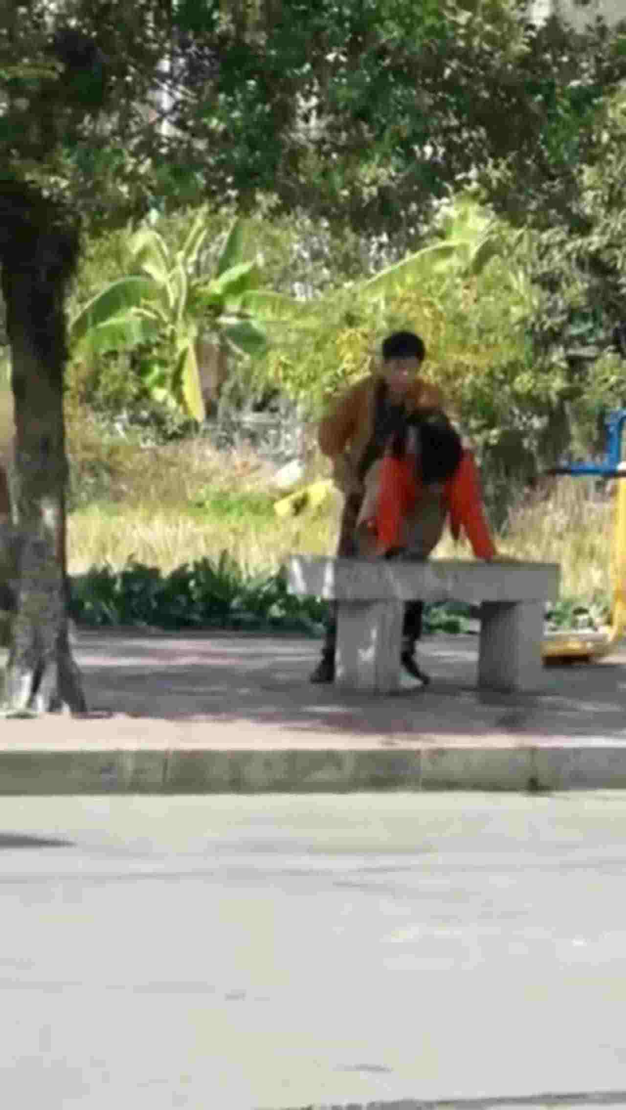  太扯！光天化日无情进洞！ 的剧照4