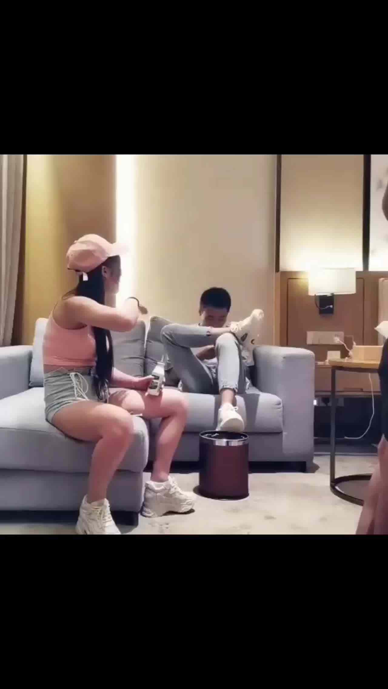  小姐姐，被两个小哥玩的不亦乐乎1 的剧照5