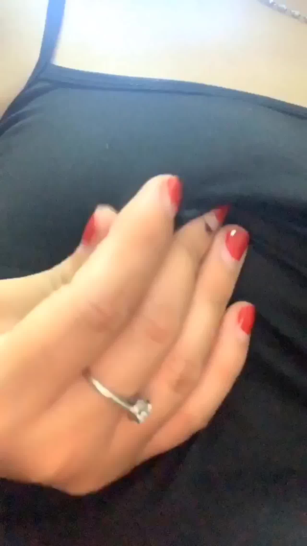  换个衣服也不忘了把咪咪摸硬 的剧照6