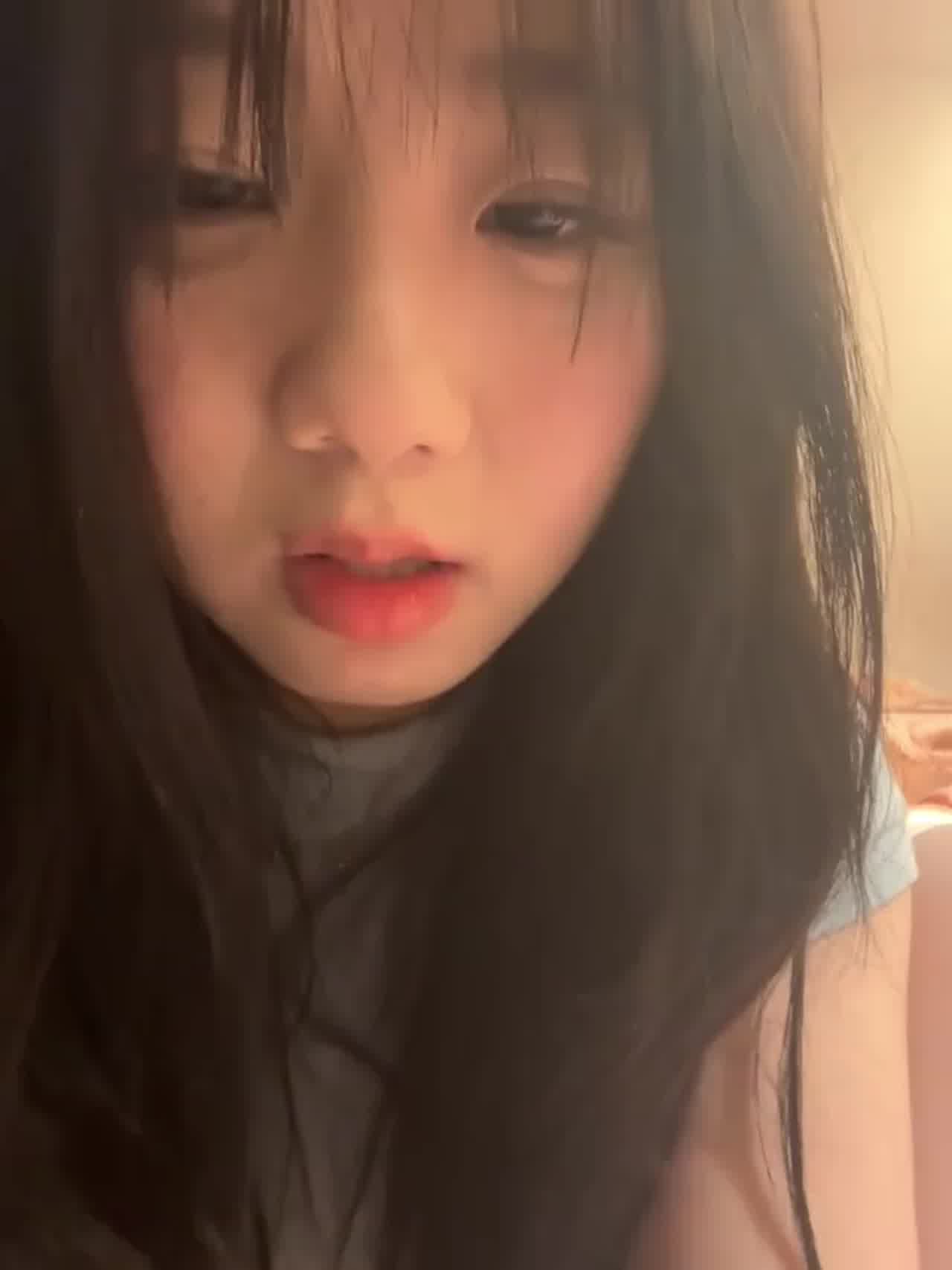  【史上最骚微胖反差】戴上眼睛表情真的骚到不行，插过下面的鸡巴放嘴里叼着，一会又从嘴里拿出来插下面？ 的剧照2