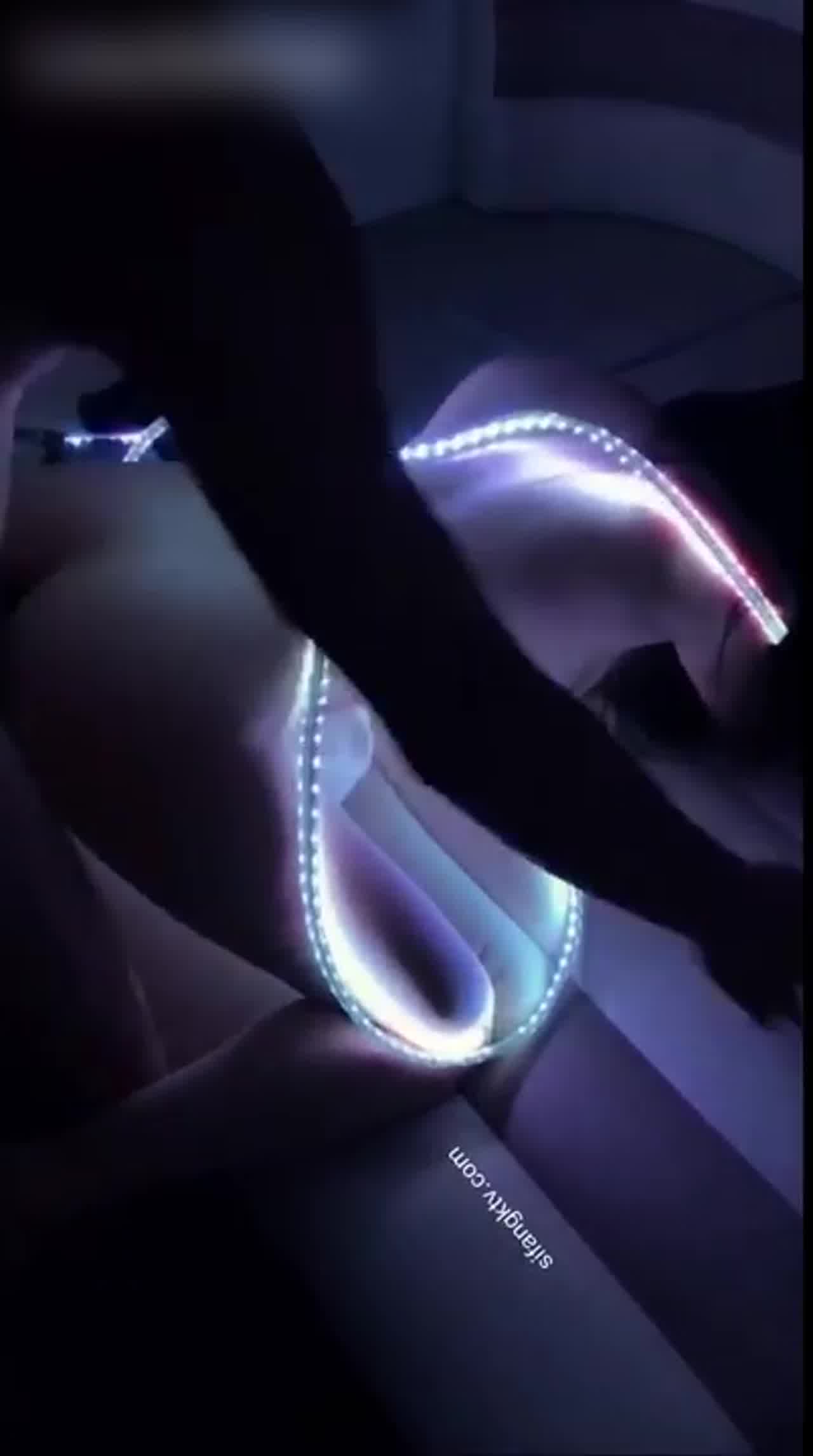  海盗船长 萤光灯绑在美女身上内射操 的剧照8