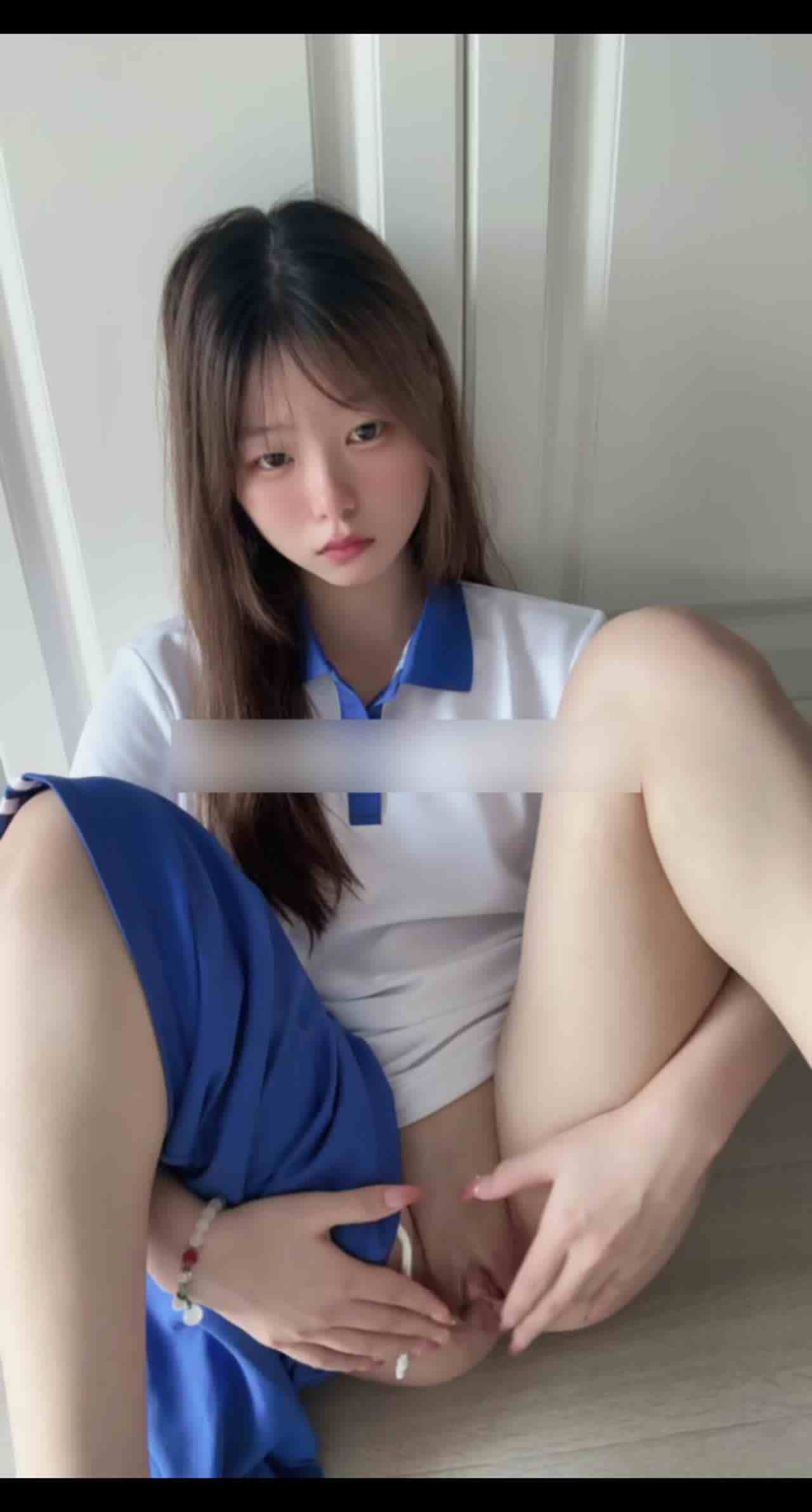  纯欲天花板自购-穿着校服自慰，用道具不小心喷出来了，满地淫水，差点弄到校裤上，可爱清纯萝莉天花板 的剧照2