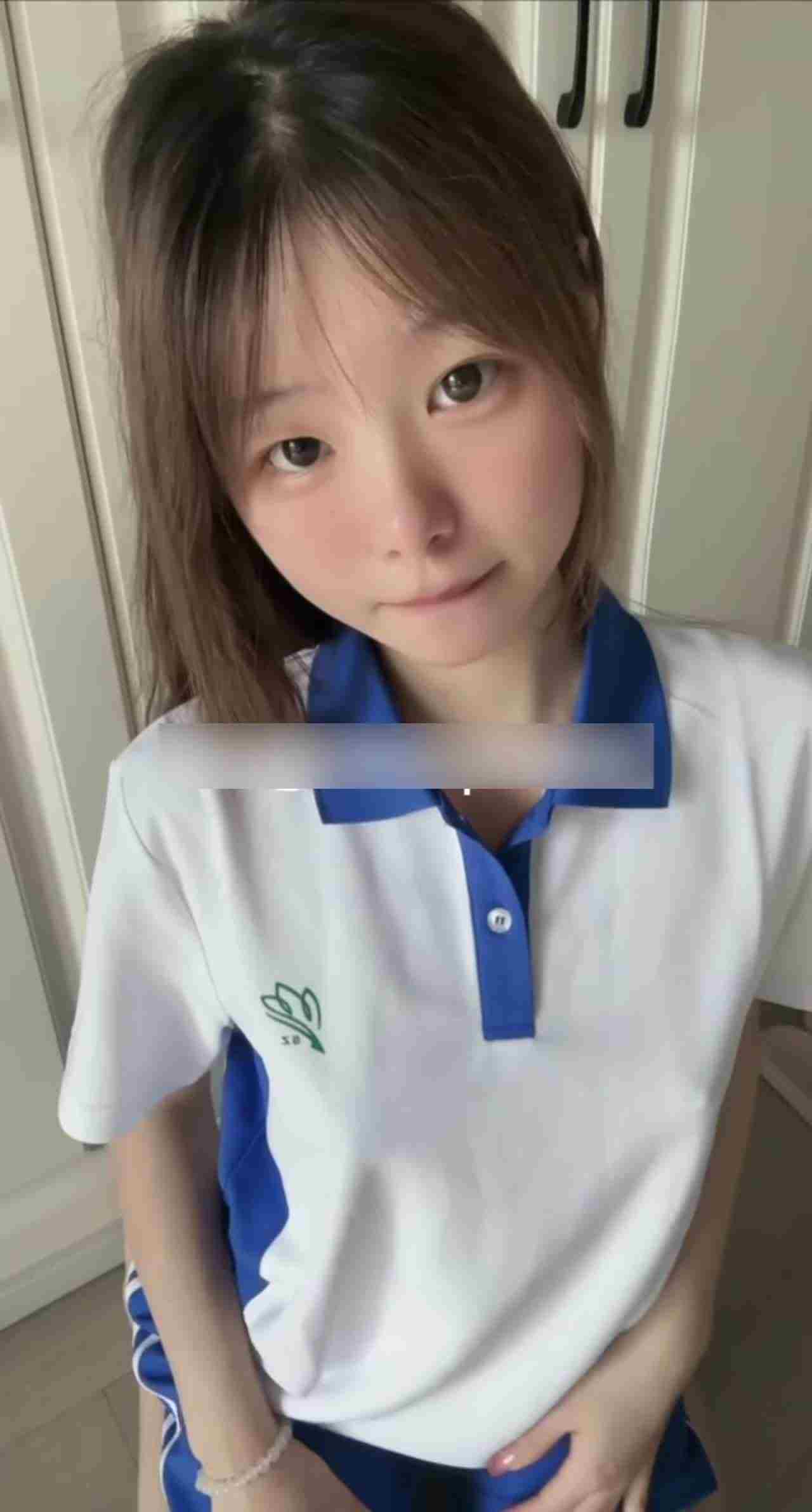  纯欲天花板自购-穿着校服自慰，用道具不小心喷出来了，满地淫水，差点弄到校裤上，可爱清纯萝莉天花板 的剧照10