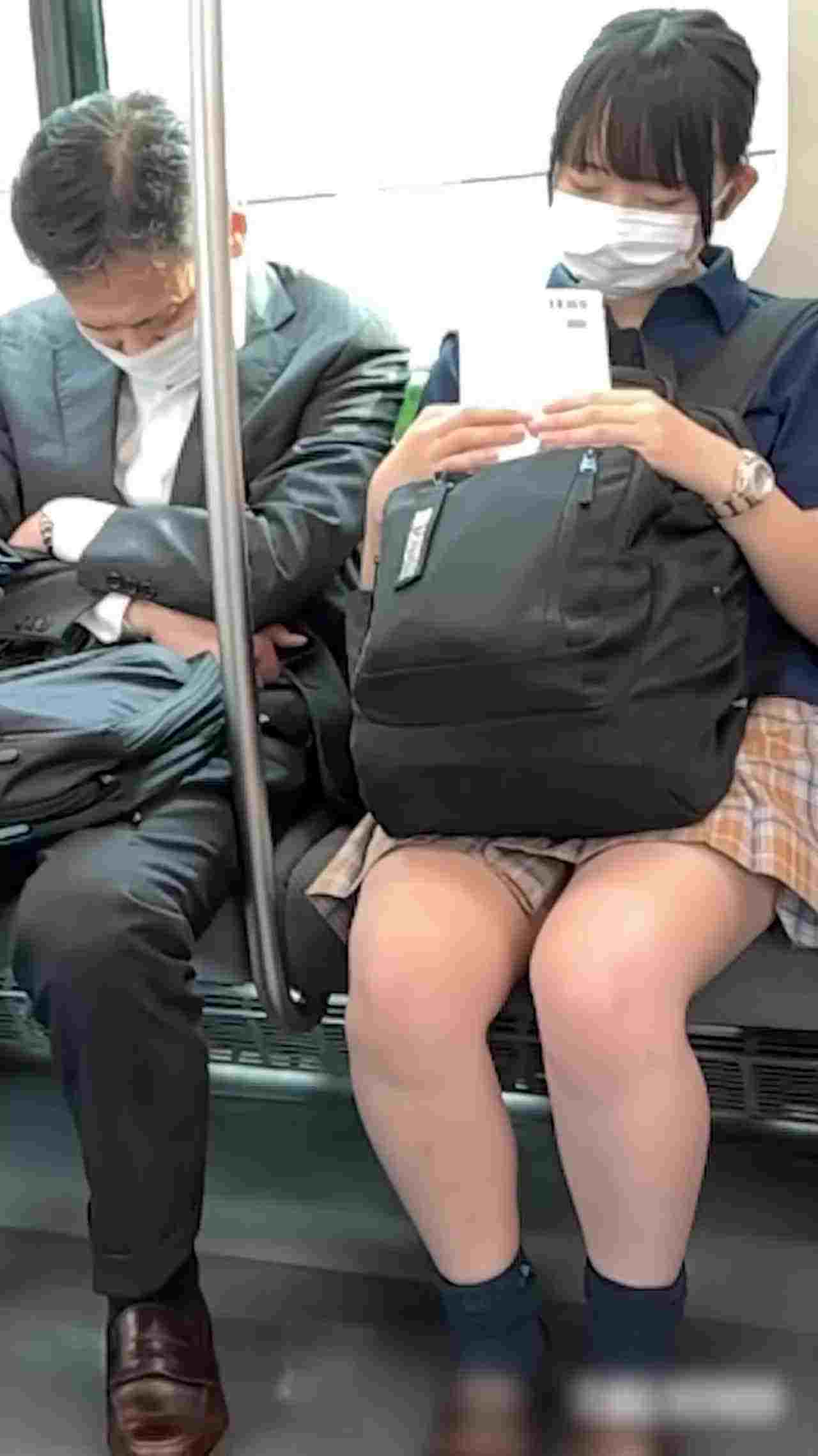  日本捷运偷拍学生妹裙底 的剧照6