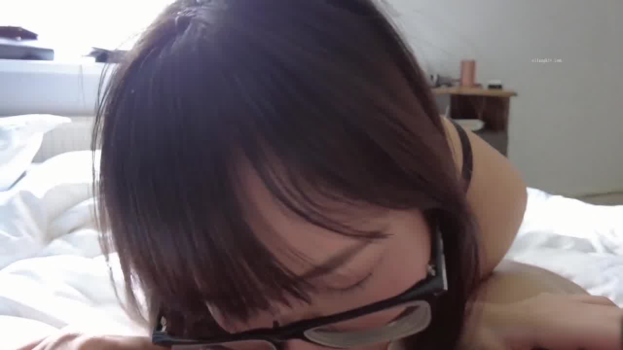  deerlong 骚包短发妹啪啪内射洨流出来 满满都是 的剧照5