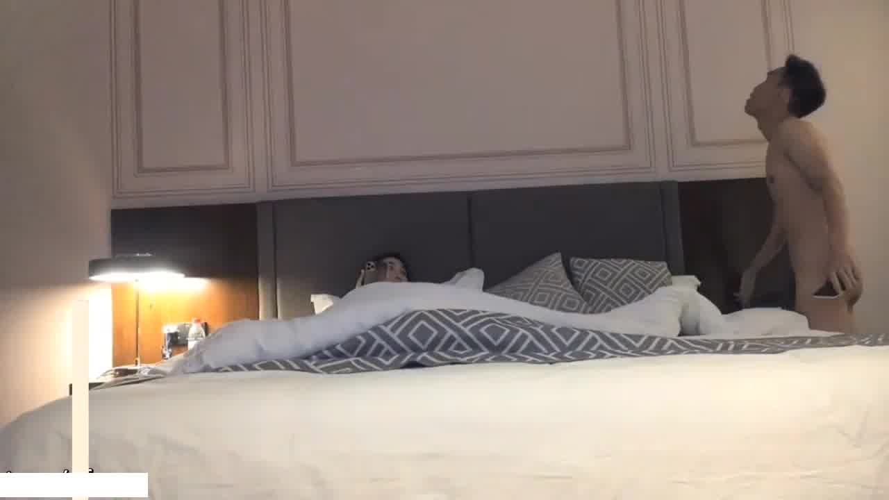  再约高颜值牛仔裤鸭舌帽妹子，互摸舌吻口交上位骑乘抬腿侧入猛操，高挑气质有颜值 的剧照8