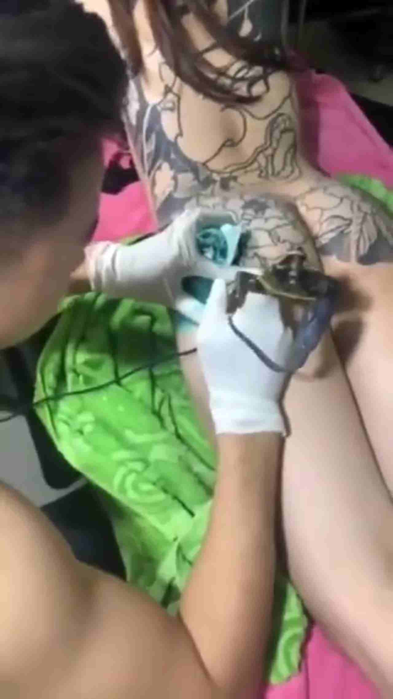  美女要纹身全身 的剧照9