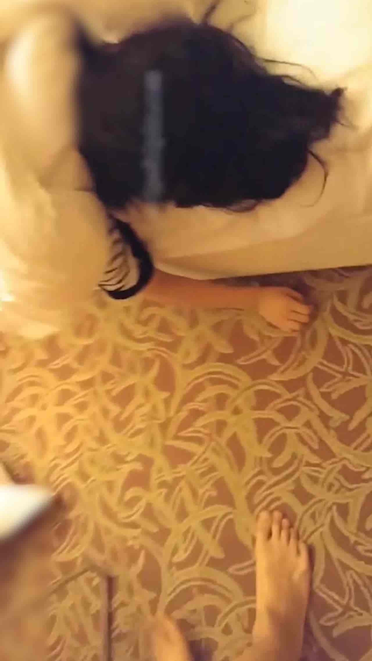  真实迷奸 美女同事 KTV里给她的饮料里下药 带回酒店几个人轮流 的剧照3