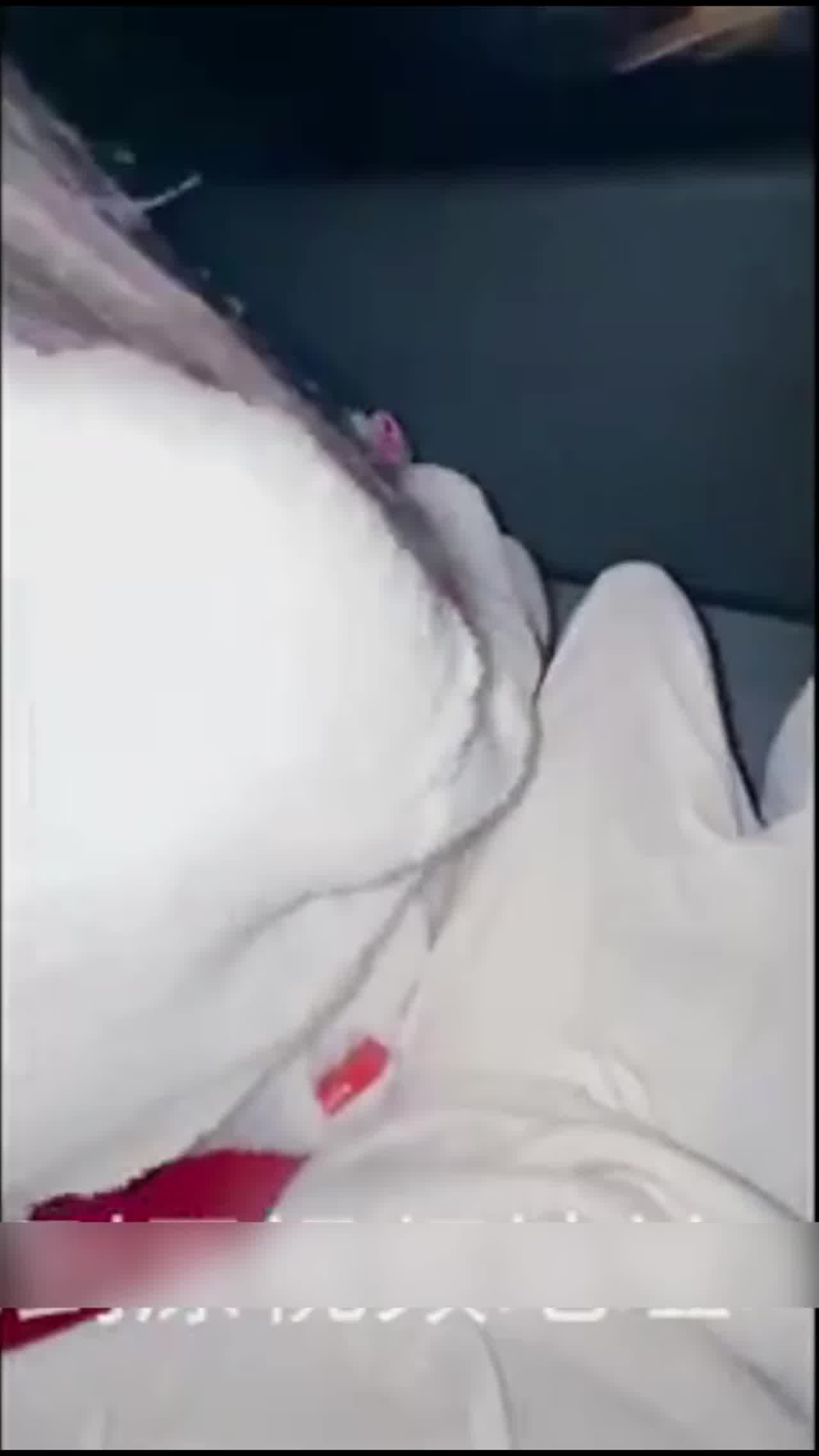  网聊的大学生第一次见面，直接在电影院插入操逼 的剧照6