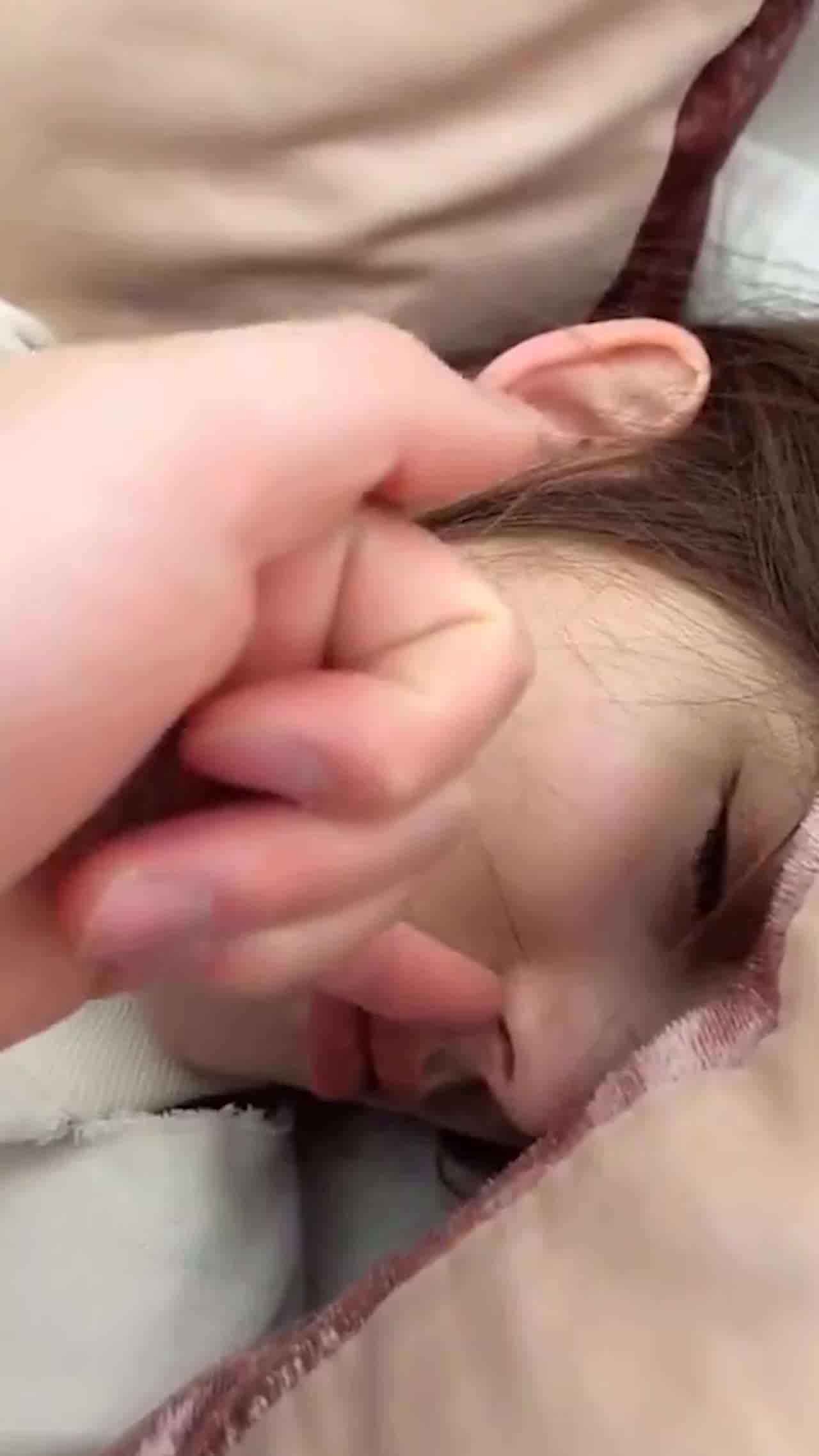  漂亮马子在睡觉硬是给她摸起来操一炮 的剧照6