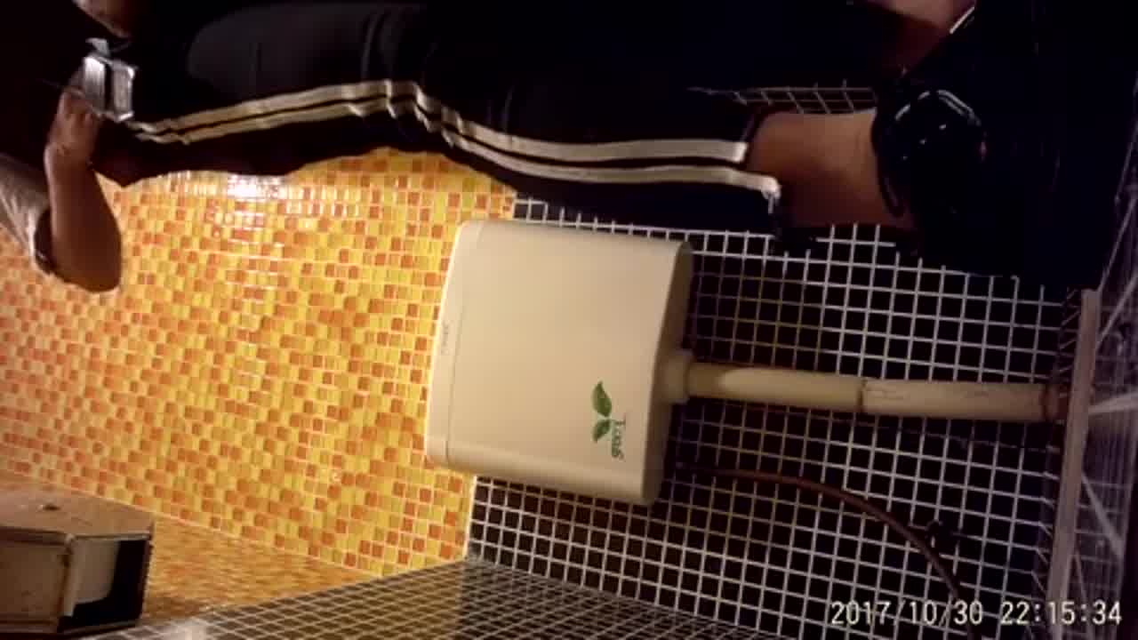  卫生间偷拍颜值极美的商场导购如厕，白虎嫩逼不错不错 的剧照10