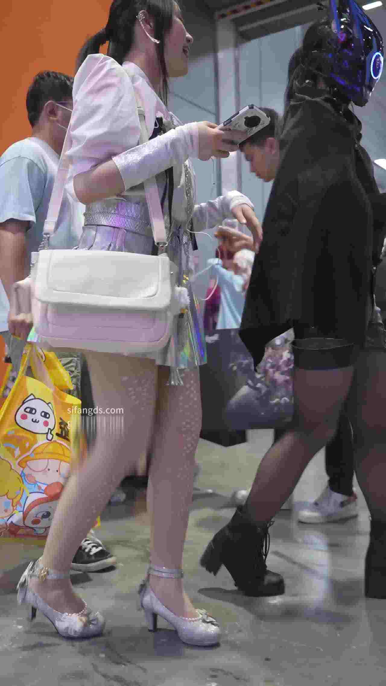  偷拍COS展场白色底裤子 的剧照4