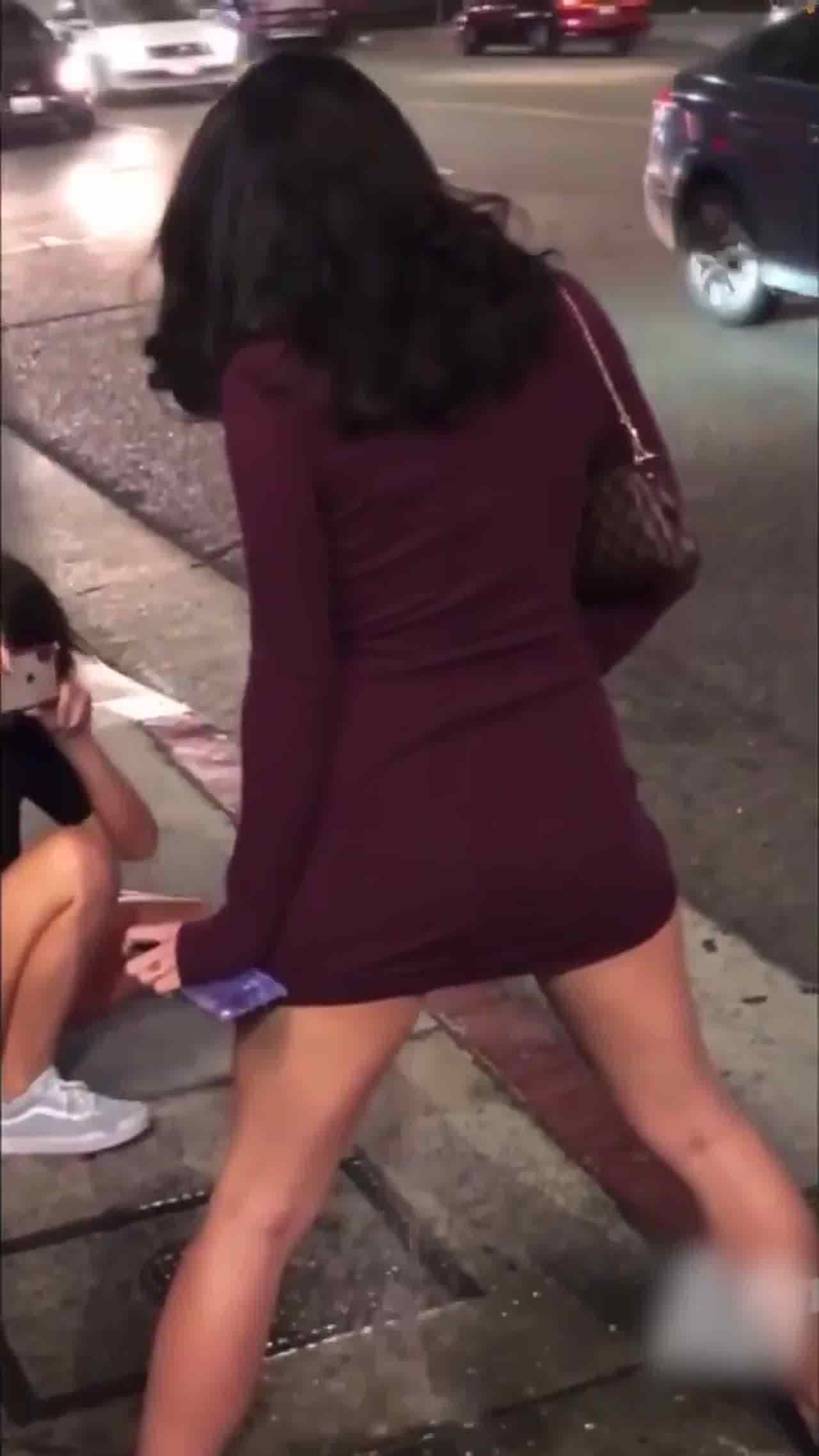  喝醉小母狗路边乱撒尿 的剧照2