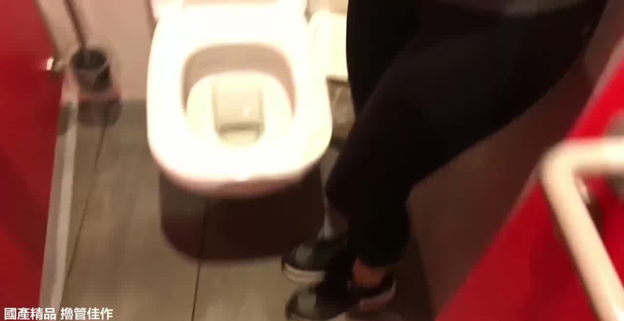  健身房女教练超赞身材沐浴诱惑 的剧照3