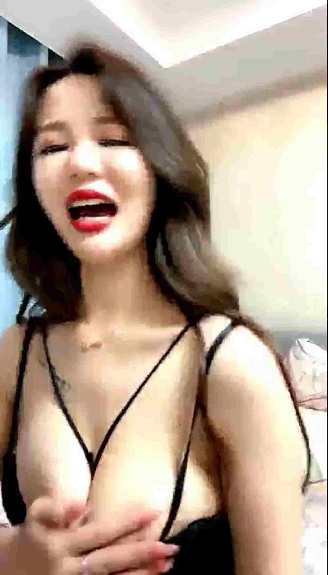  极品美乳女神关之琳直播自摸 的剧照4