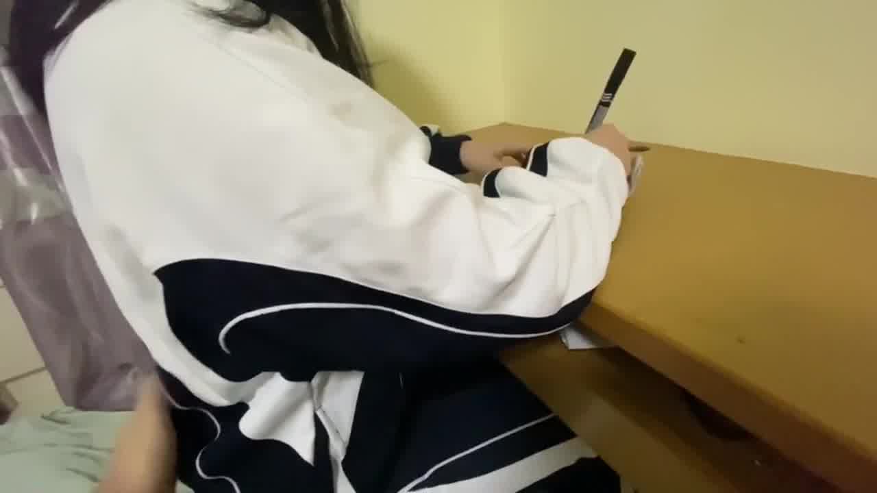  写作业的大胸妹妹 的剧照2