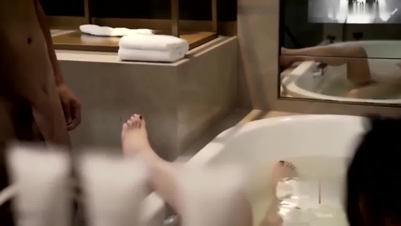  淫乱夫妻邀请大屌群友代替上阵 的剧照8