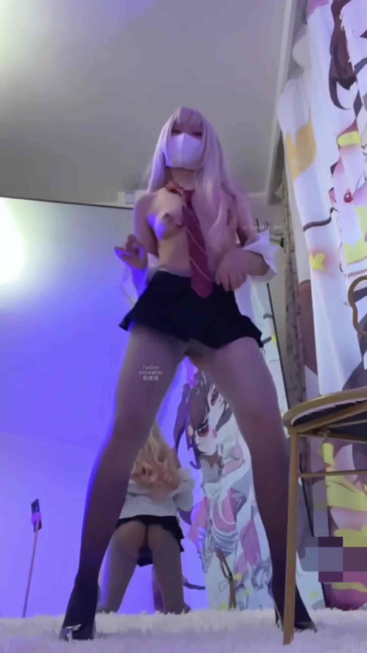  百万抖音长腿妹跳蹦迪神曲跳到逼都露出来 的剧照7